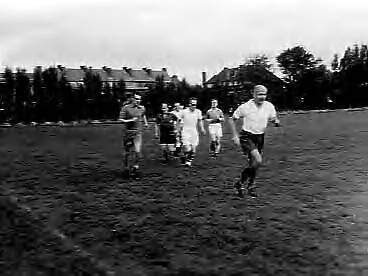 Fotocollectie Anefo — Het parlementair voetbalelftal traint op het HVV-terrein te Den Haag. Voorop Nederhorst (PvdA) — Foto: Noske, J.D. / Anefo. Licentie: Set B: Rechtenvrij / Publiek Domein. Bron: Nationaal Archief. http://hdl.handle.net/10648/a96ba330-d0b4-102d-bcf8-003048976d84