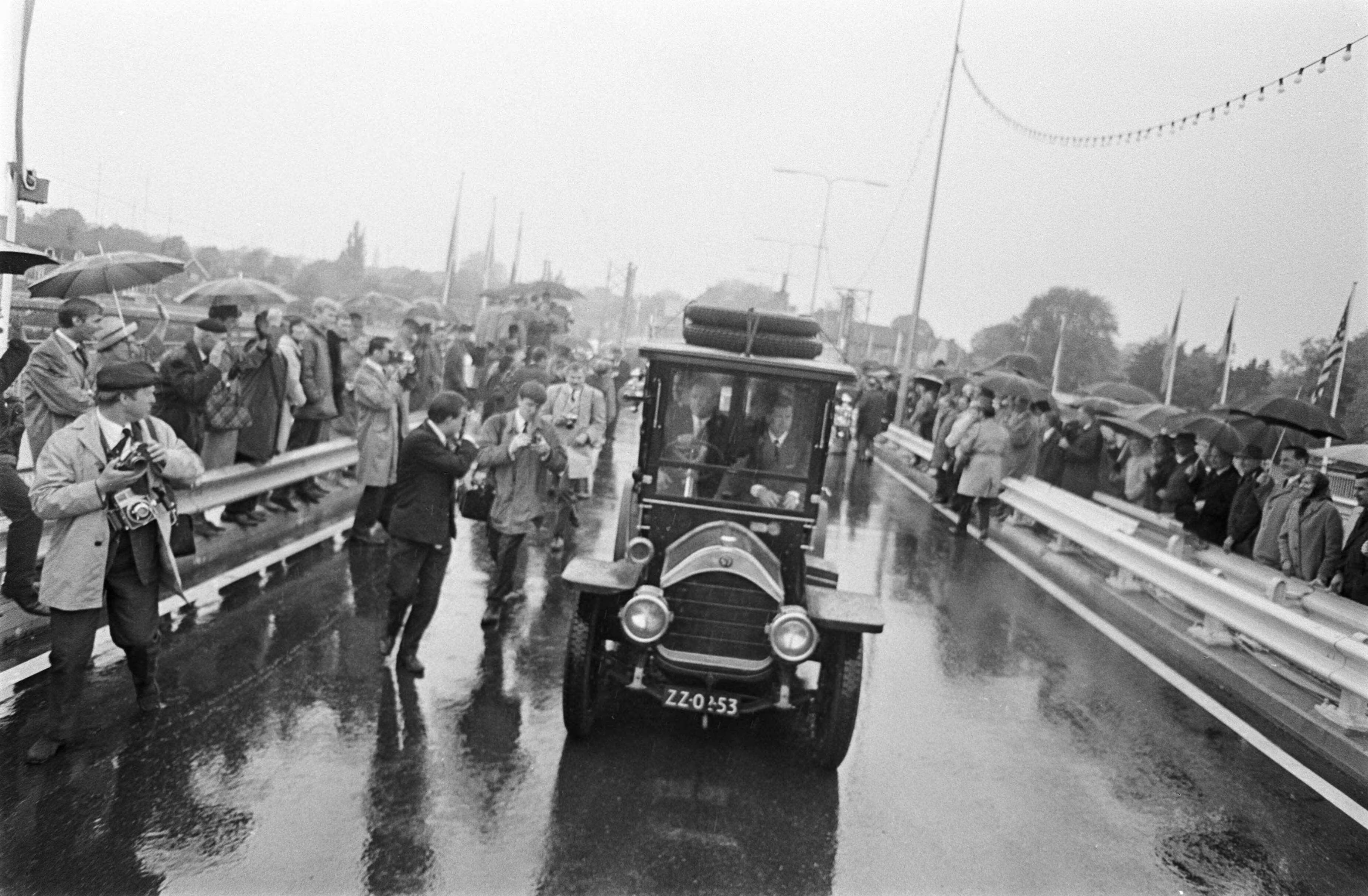 Fotocollectie Anefo — Prins Claus opende John F. Kennedy brug te Maastricht. Prins Claus in oude auto — Foto: Nijs, Jac. de / Anefo. Licentie: Set B: Rechtenvrij / Publiek Domein. Bron: Nationaal Archief. http://hdl.handle.net/10648/ab3fc48e-d0b4-102d-bcf8-003048976d84