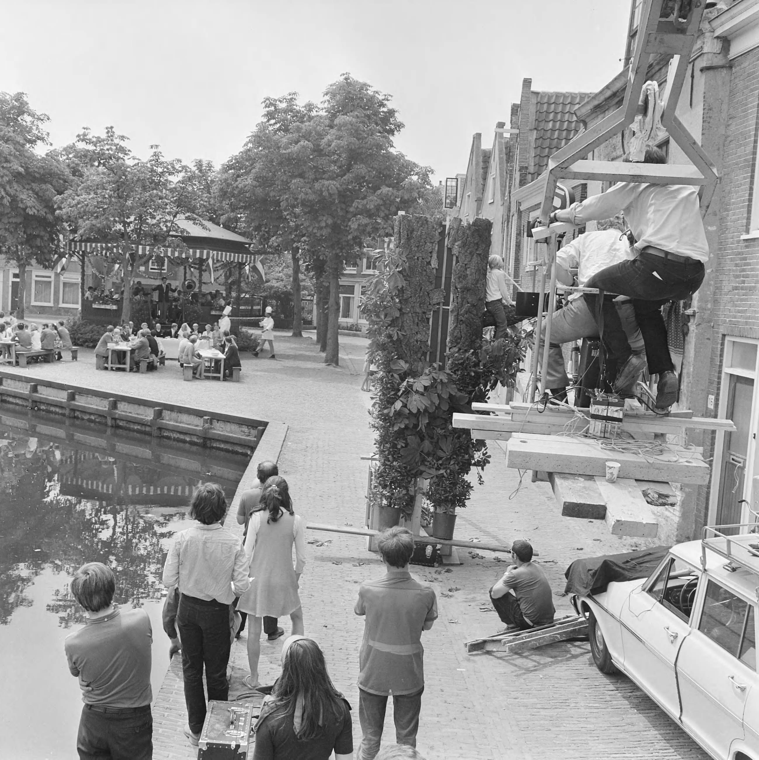 De filmploeg van Jan Vrijman maakt een film over een boerenbruiloft in Spaarndam — Spaarndam|Noord-Holland|film |bruiloften — Foto: Evers, Joost / Anefo. Licentie: Set B: Rechtenvrij / Publiek Domein. Bron: Nationaal Archief. http://hdl.handle.net/10648/ab74686a-d0b4-102d-bcf8-003048976d84