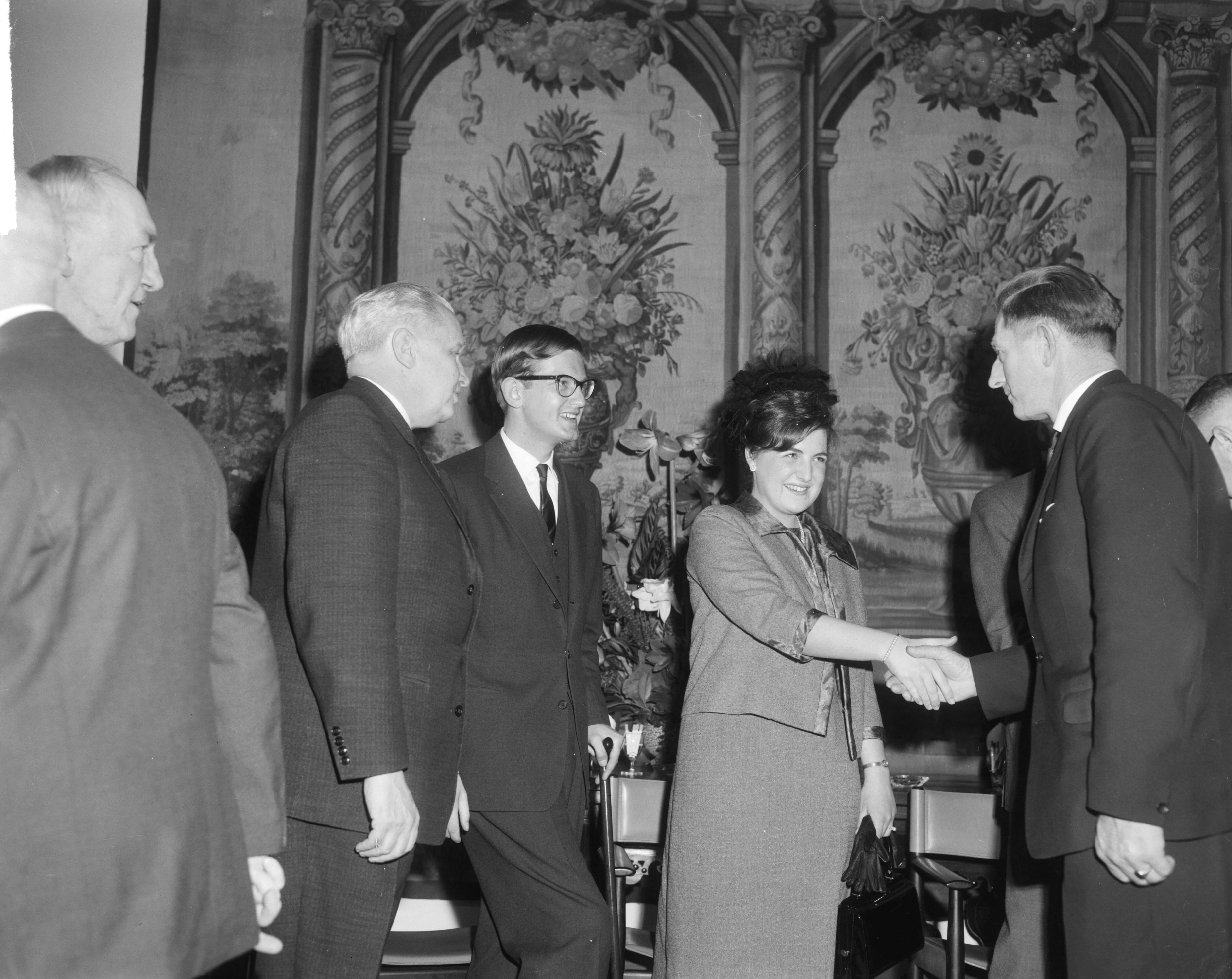 Verloofde paar prinses Margriet en Pieter van Vollenhoven in Den Haag — Verloofde paar in Den Haag, verloofde paar wordt gefeliciteerd — Foto: Bilsen, Joop van / Anefo. Licentie: Set B: Rechtenvrij / Publiek Domein. Bron: Nationaal Archief. http://hdl.handle.net/10648/aa98b07c-d0b4-102d-bcf8-003048976d84