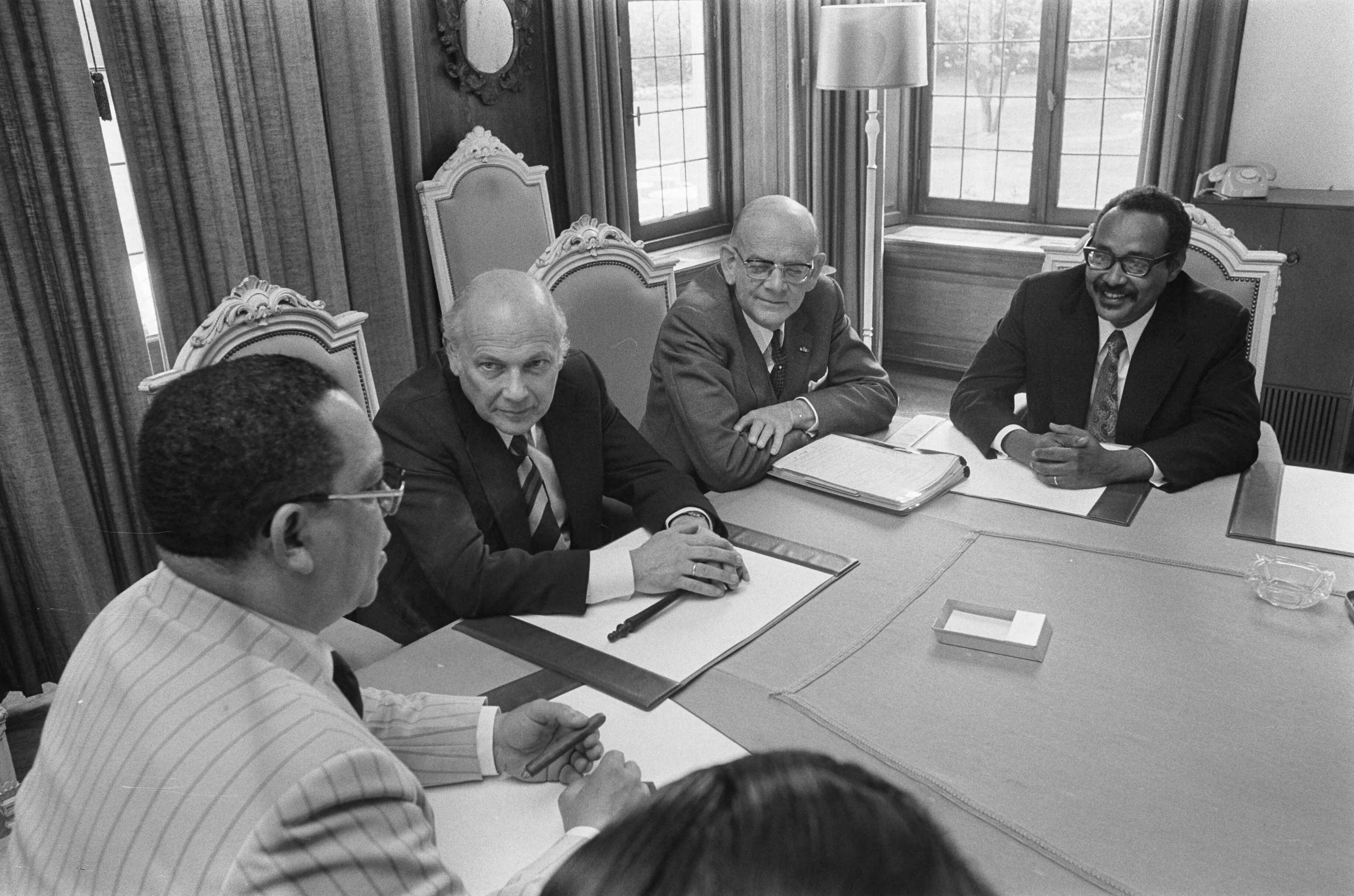 Fotocollectie Anefo — Regeringsconferentie tussen Suriname, Nederlandse Antillen en Nederland op Catshuis; v.l.n.r. Evertsz, Den Uyl , De Gaay Fortman en Arron — Foto: Verhoeff, Bert / Anefo. Licentie: Set B: Rechtenvrij / Publiek Domein. Bron: Nationaal Archief. http://hdl.handle.net/10648/ac4b5582-d0b4-102d-bcf8-003048976d84