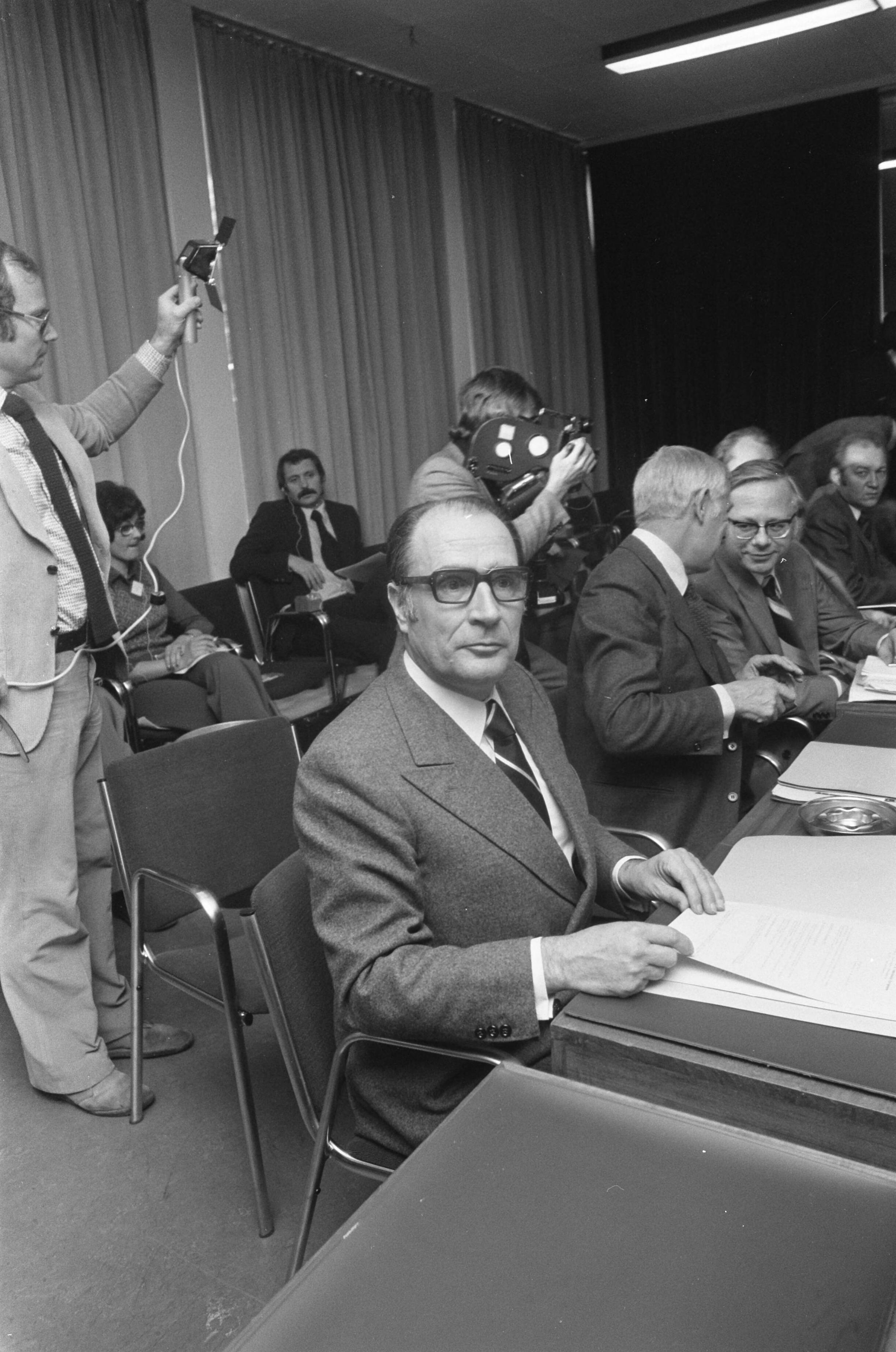 Fotocollectie Anefo — Conferentie van leiders sociaal-democratische partijen EEG-landen in Den Haag ; Mitterrand — Foto: Peters, Hans / Anefo. Licentie: Set B: Rechtenvrij / Publiek Domein. Bron: Nationaal Archief. http://hdl.handle.net/10648/ac5962bc-d0b4-102d-bcf8-003048976d84