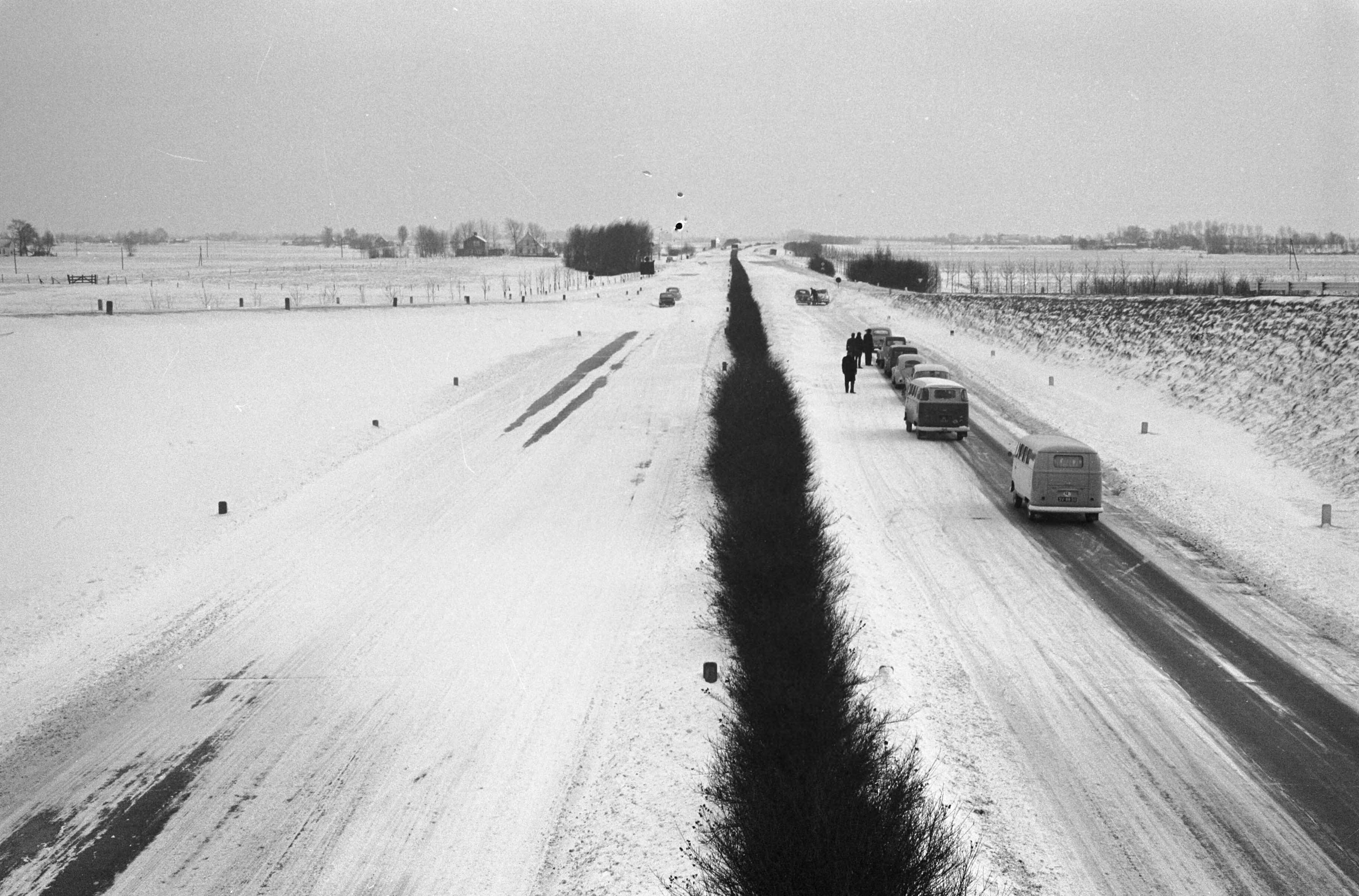 Fotocollectie Anefo — De Rijksweg Amsterdam-Utrecht met ingesneeuwde wagens — Foto: Pot, Harry / Anefo. Licentie: Set B: Rechtenvrij / Publiek Domein. Bron: Nationaal Archief. http://hdl.handle.net/10648/aa24838c-d0b4-102d-bcf8-003048976d84
