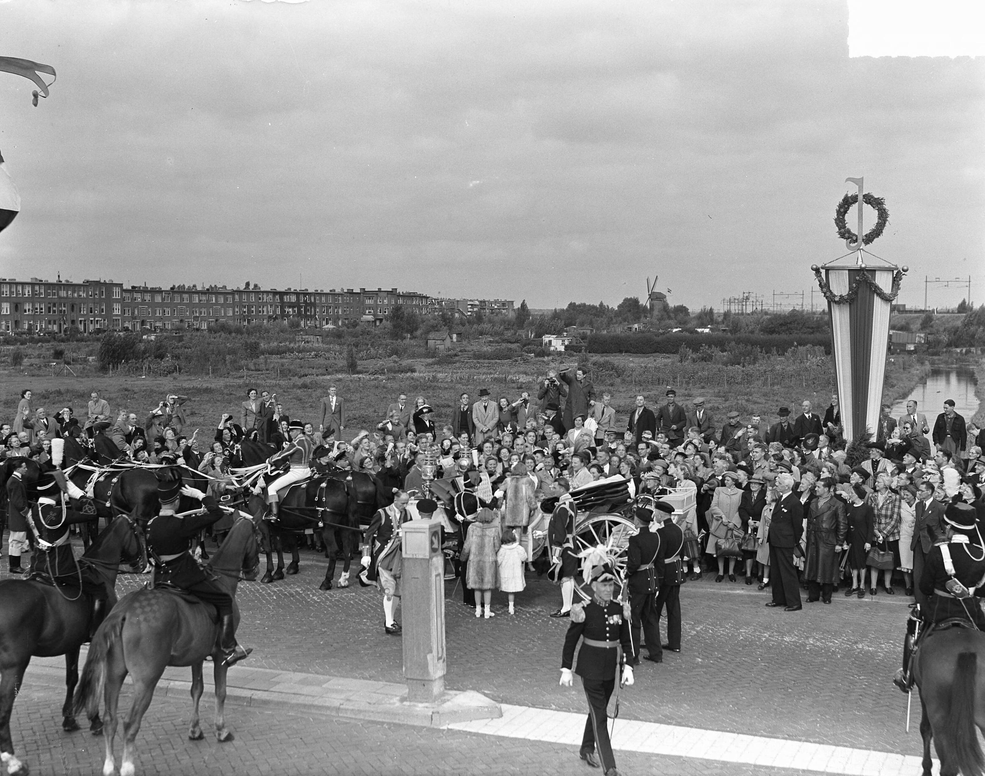 Intocht van koningin Juliana in Den Haag (1948) — Intocht Koningin Juliana in Den Haag. Koninklijke familie stapt in calèche — Foto: Noske, J.D. / Anefo. Licentie: Set B: Rechtenvrij / Publiek Domein. Bron: Nationaal Archief. http://hdl.handle.net/10648/a8bd3ffc-d0b4-102d-bcf8-003048976d84