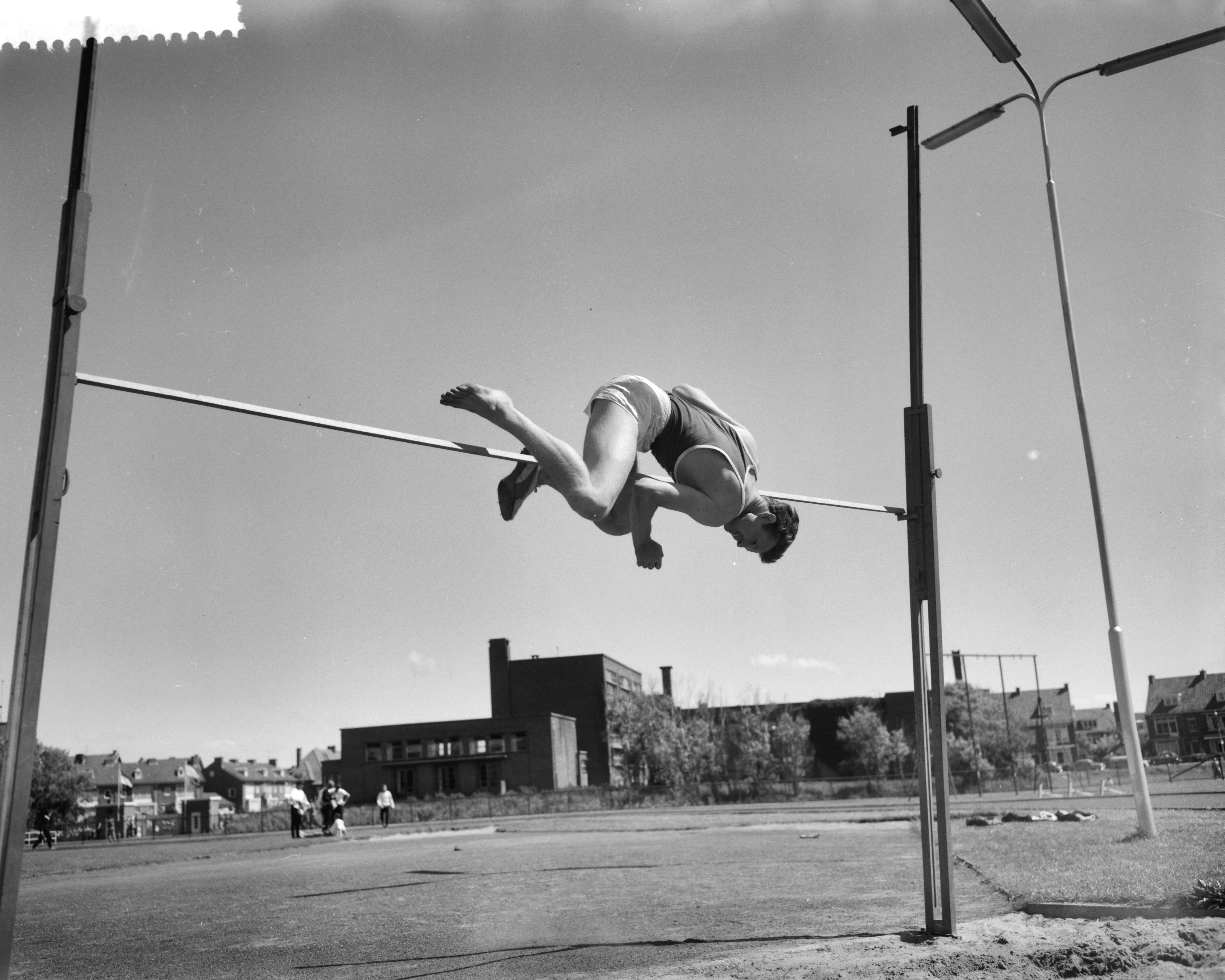 Fotocollectie Anefo — Atletiekwedstrijden van Vlug en Lenig aan de Laan van Poot te Den Haag. Het hoogspringen werd gewonnen door Rein Knol (Thor) — Foto: Behrens, Herbert F. / Anefo. Licentie: Set B: Rechtenvrij / Publiek Domein. Bron: Nationaal Archief. http://hdl.handle.net/10648/a9b1f0d8-d0b4-102d-bcf8-003048976d84