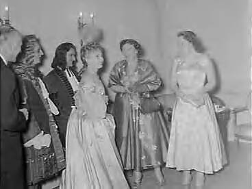 Fotocollectie Anefo — Koningin Juliana en prinses Beatrix in Koninklijke Schouwburg Den Haag bij "Le Misanthrope" gezelschap Madeleine Renaud . Vlnr. Pierre Bertin , Madeleine Renaud , Jean Louis — Foto: Bilsen, Joop van / Anefo. Licentie: Set B: Rechtenvrij / Publiek Domein. Bron: Nationaal Archief. http://hdl.handle.net/10648/a953f960-d0b4-102d-bcf8-003048976d84