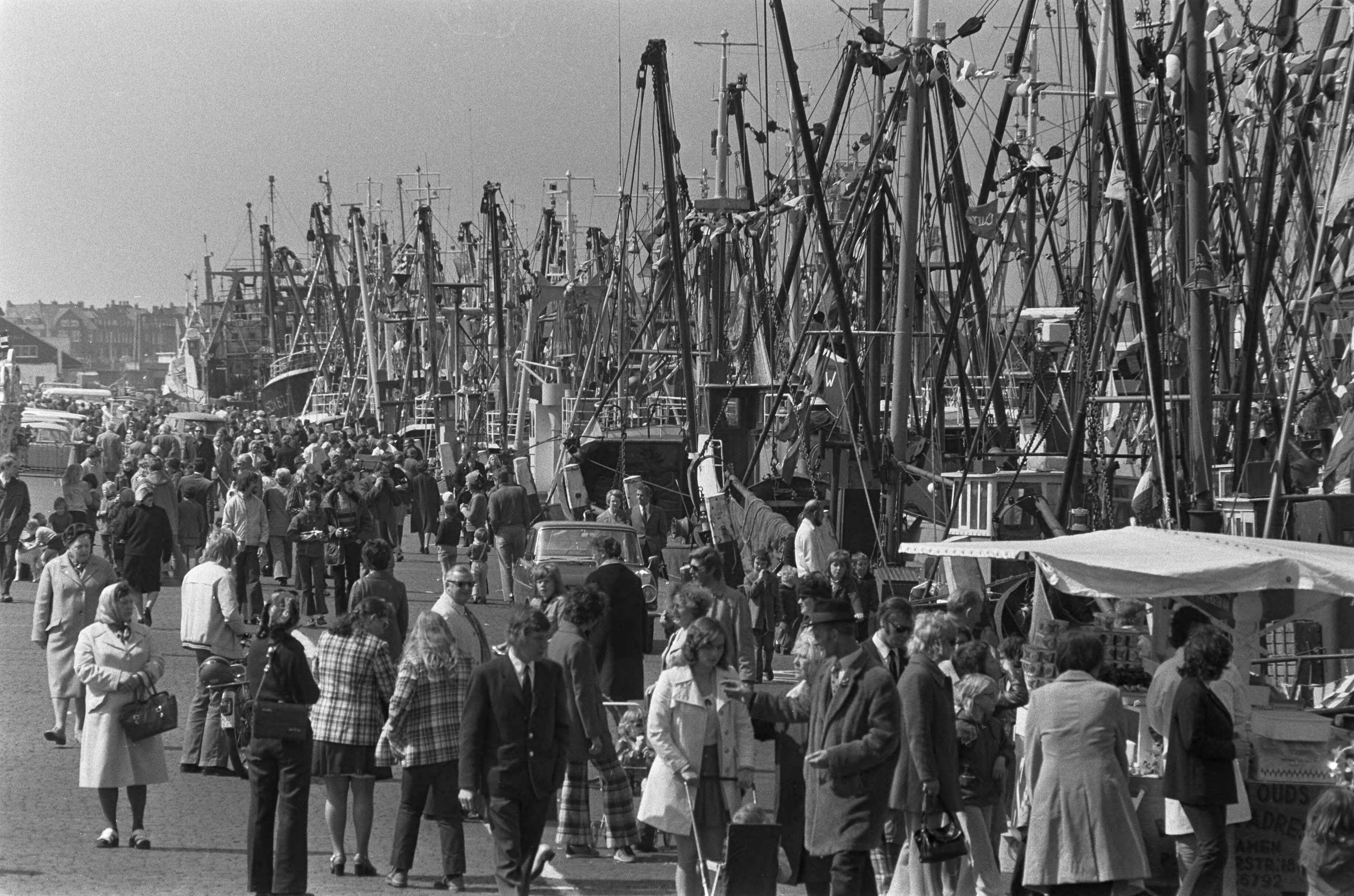 Fotocollectie Anefo — Vlaggetjesdag in Scheveningen — Foto: Punt, W. / Anefo. Licentie: Set B: Rechtenvrij / Publiek Domein. Bron: Nationaal Archief. http://hdl.handle.net/10648/ac2c20c2-d0b4-102d-bcf8-003048976d84