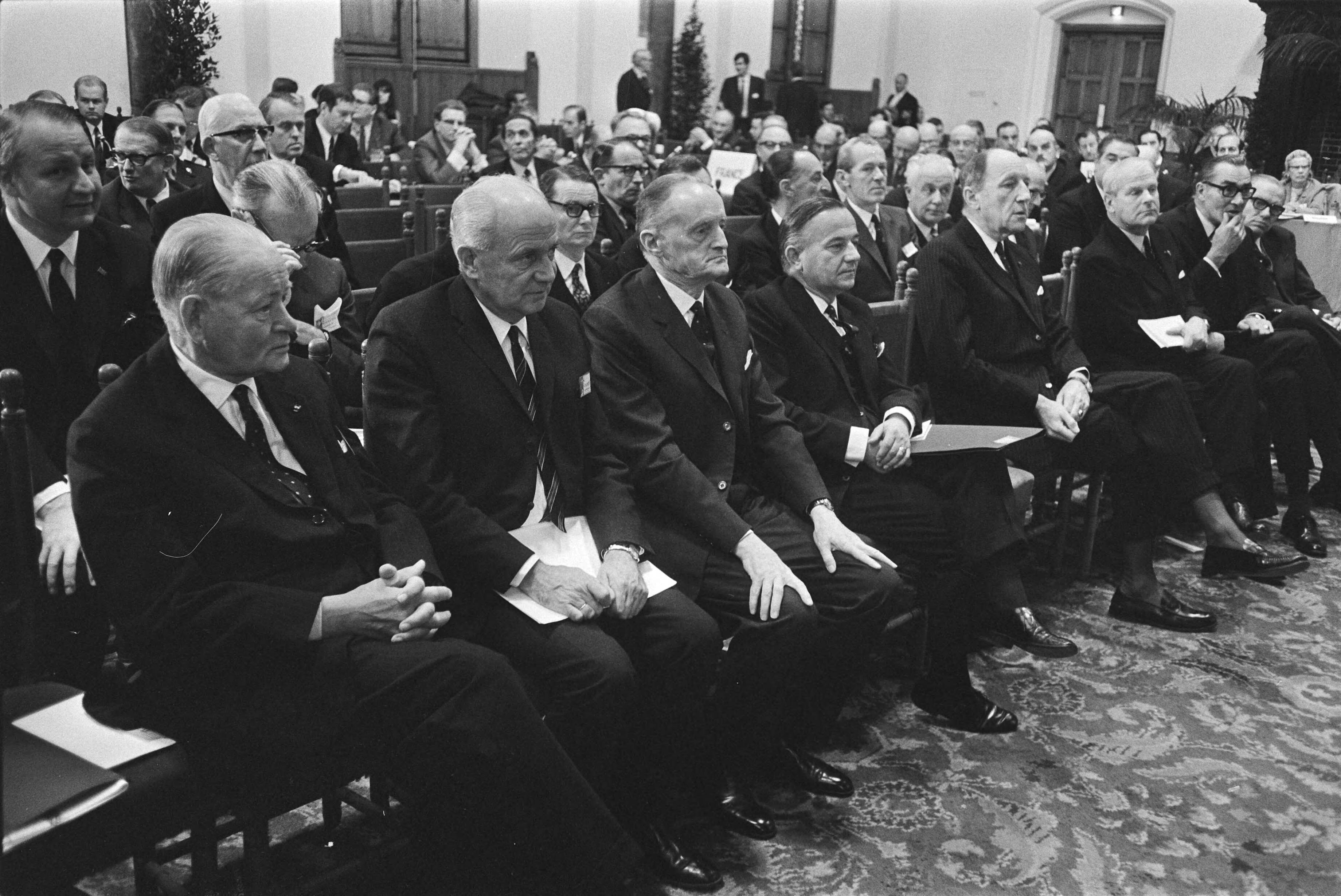 Fotocollectie Anefo — NATO Parlement bijeen in Ridderzaal, Den Haag — Foto: Koch, Eric / Anefo. Licentie: Set B: Rechtenvrij / Publiek Domein. Bron: Nationaal Archief. http://hdl.handle.net/10648/aba973f2-d0b4-102d-bcf8-003048976d84