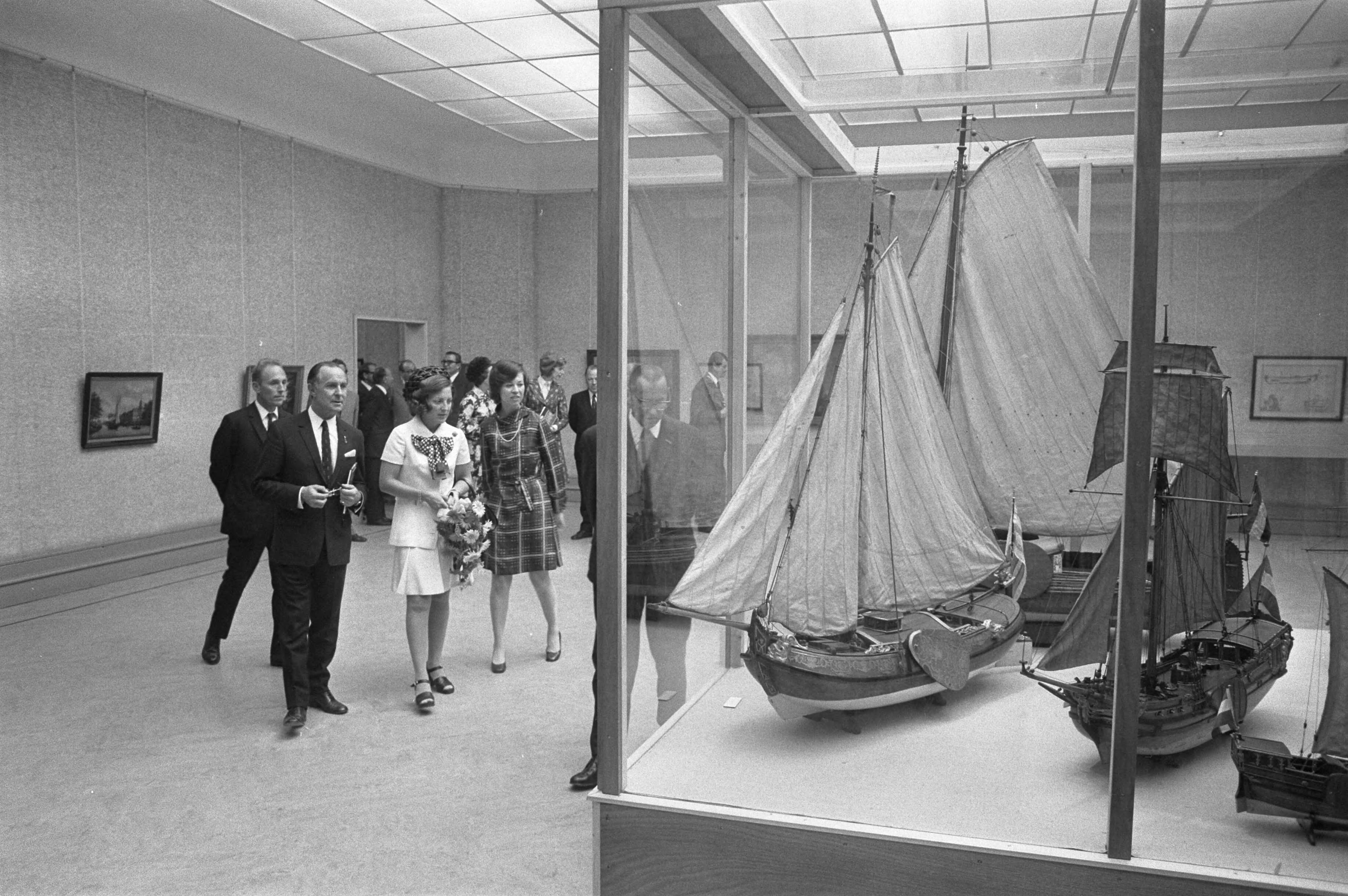 Fotocollectie Anefo — Prinses Margriet opent tentoonstelling Oog in het zeil Laren, Margriet tijdens rondleiding — Foto: Verhoeff, Bert / Anefo. Licentie: Set B: Rechtenvrij / Publiek Domein. Bron: Nationaal Archief. http://hdl.handle.net/10648/abeee5ea-d0b4-102d-bcf8-003048976d84