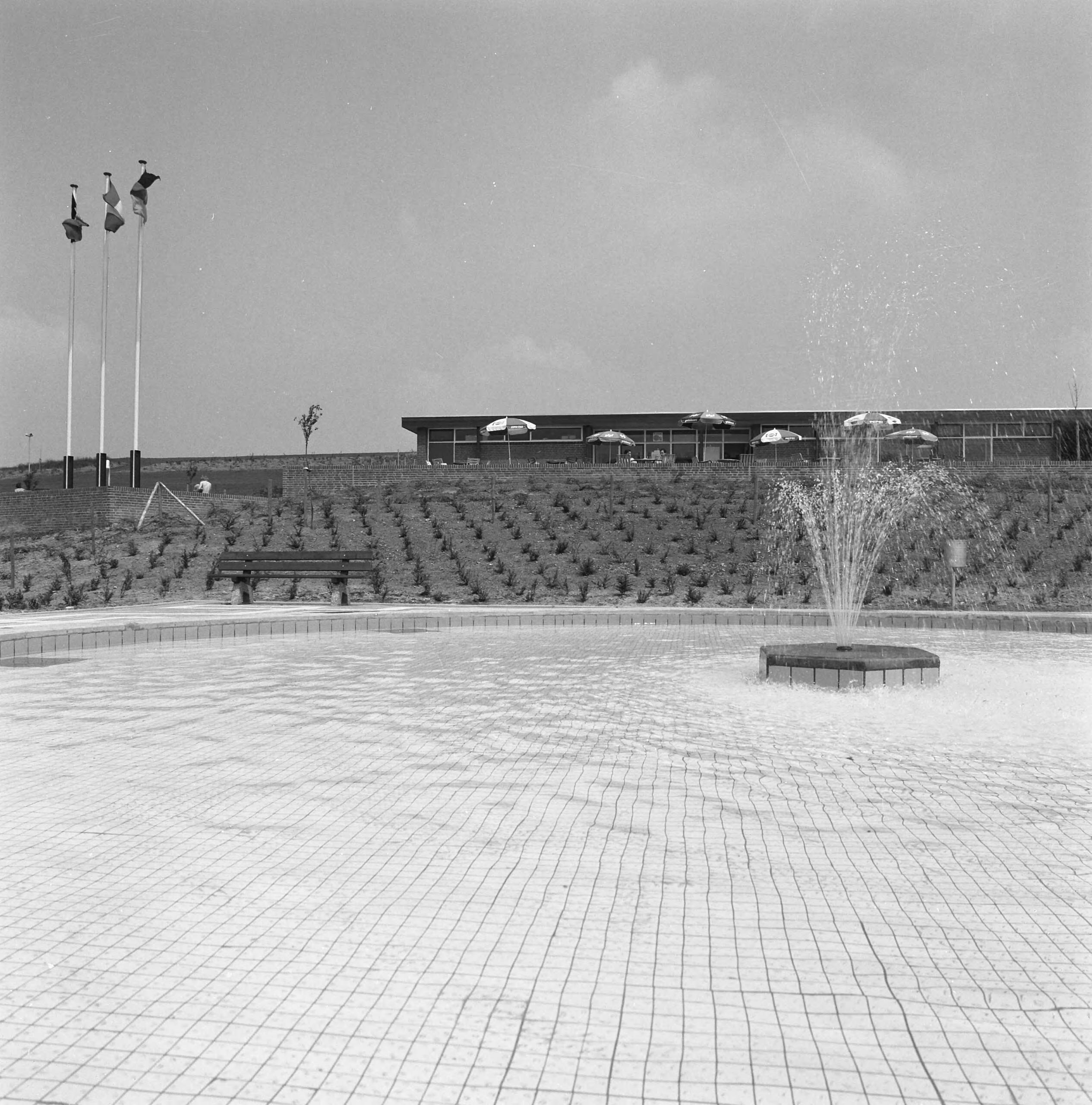 Fotocollectie Nederlandse Heidemaatschappij — Openlucht zwembad te Swalmen (L.). Ontwerp De Soeten A.A. — Foto: Fotograaf Onbekend / Heidemij. Licentie: Set B: Rechtenvrij / Publiek Domein. Bron: Nationaal Archief. http://hdl.handle.net/10648/ae83a746-d0b4-102d-bcf8-003048976d84