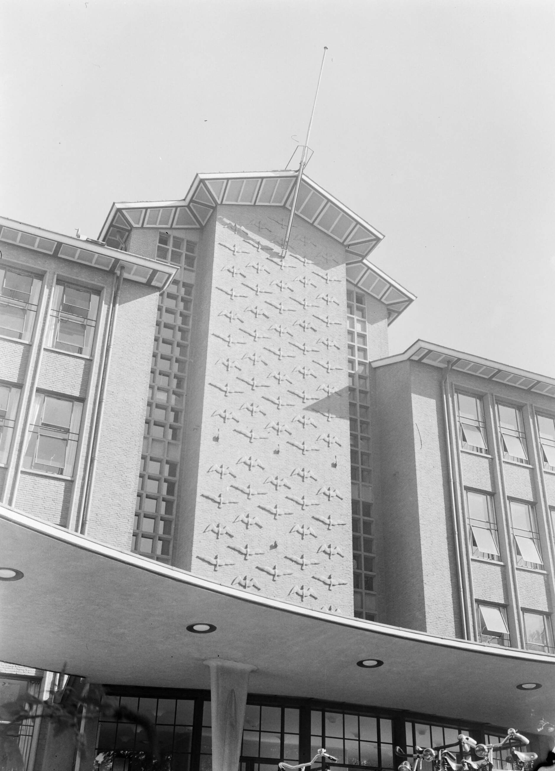 Fotocollectie Van de Poll — KLM hoofdkantoor te Den Haag — Foto: Poll, Willem van de. Licentie: Set B: Rechtenvrij / Publiek Domein. Bron: Nationaal Archief. http://hdl.handle.net/10648/aeec886a-d0b4-102d-bcf8-003048976d84
