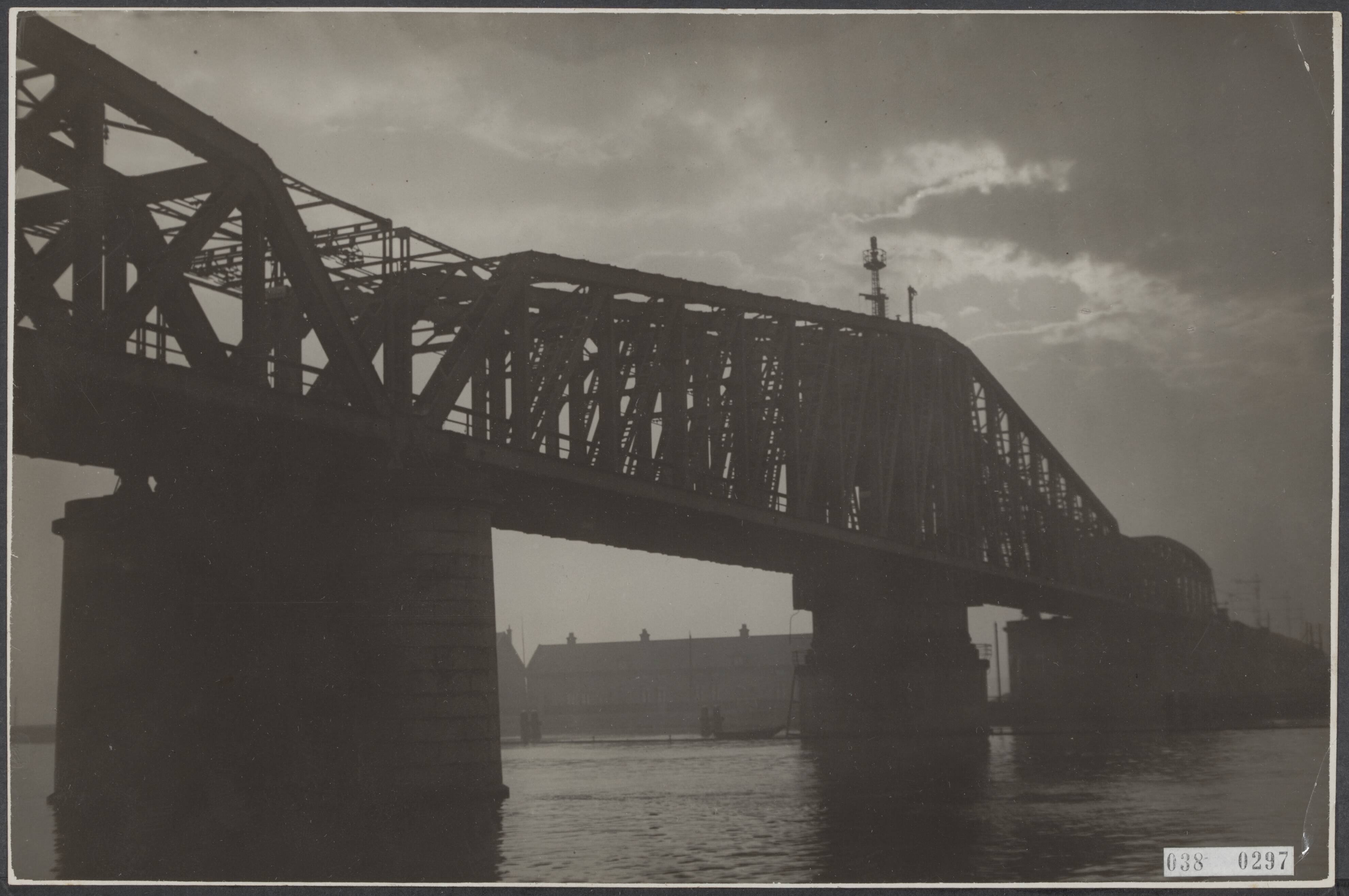 Fotocollectie Elsevier Binnenland — Hembrug over het Noordzeekanaal bij Zaandam — Foto: Eberhardt, D.F.. Licentie: Set B: Rechtenvrij / Publiek Domein. Bron: Nationaal Archief. http://hdl.handle.net/10648/adf1209c-d0b4-102d-bcf8-003048976d84