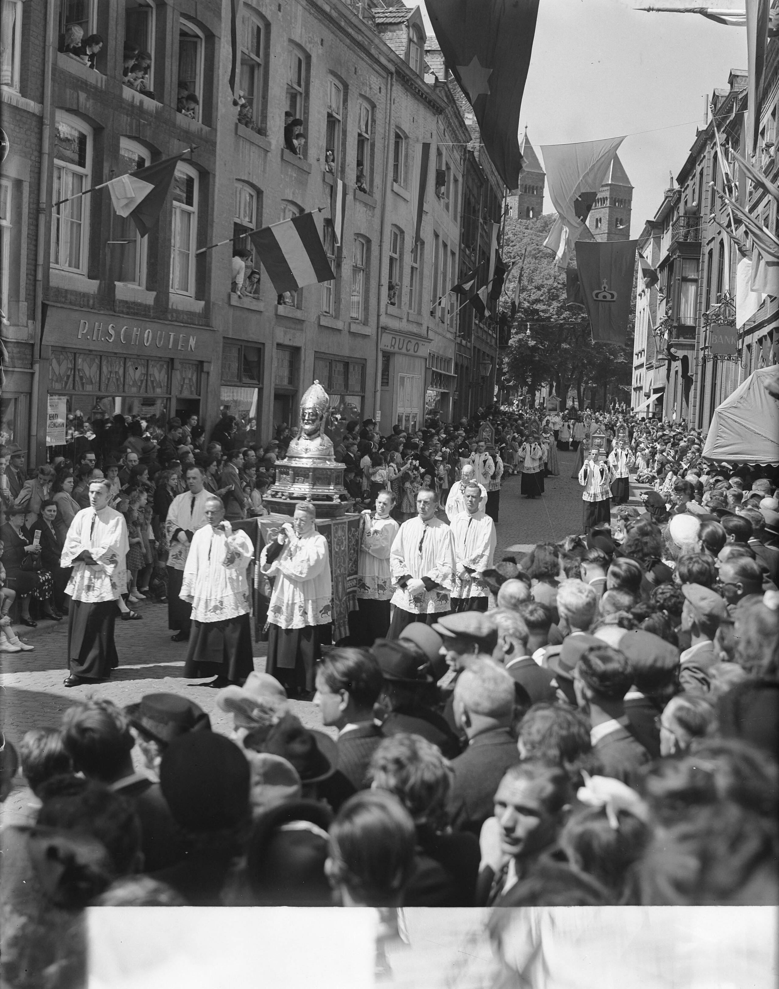 Fotocollectie Anefo — St. Servaasprocessie te Maastricht Borstbeeld St. Servaas. Door de Bredestraat — Foto: Moedrik, D. / Anefo. Licentie: Set B: Rechtenvrij / Publiek Domein. Bron: Nationaal Archief. http://hdl.handle.net/10648/a8b6ca6e-d0b4-102d-bcf8-003048976d84