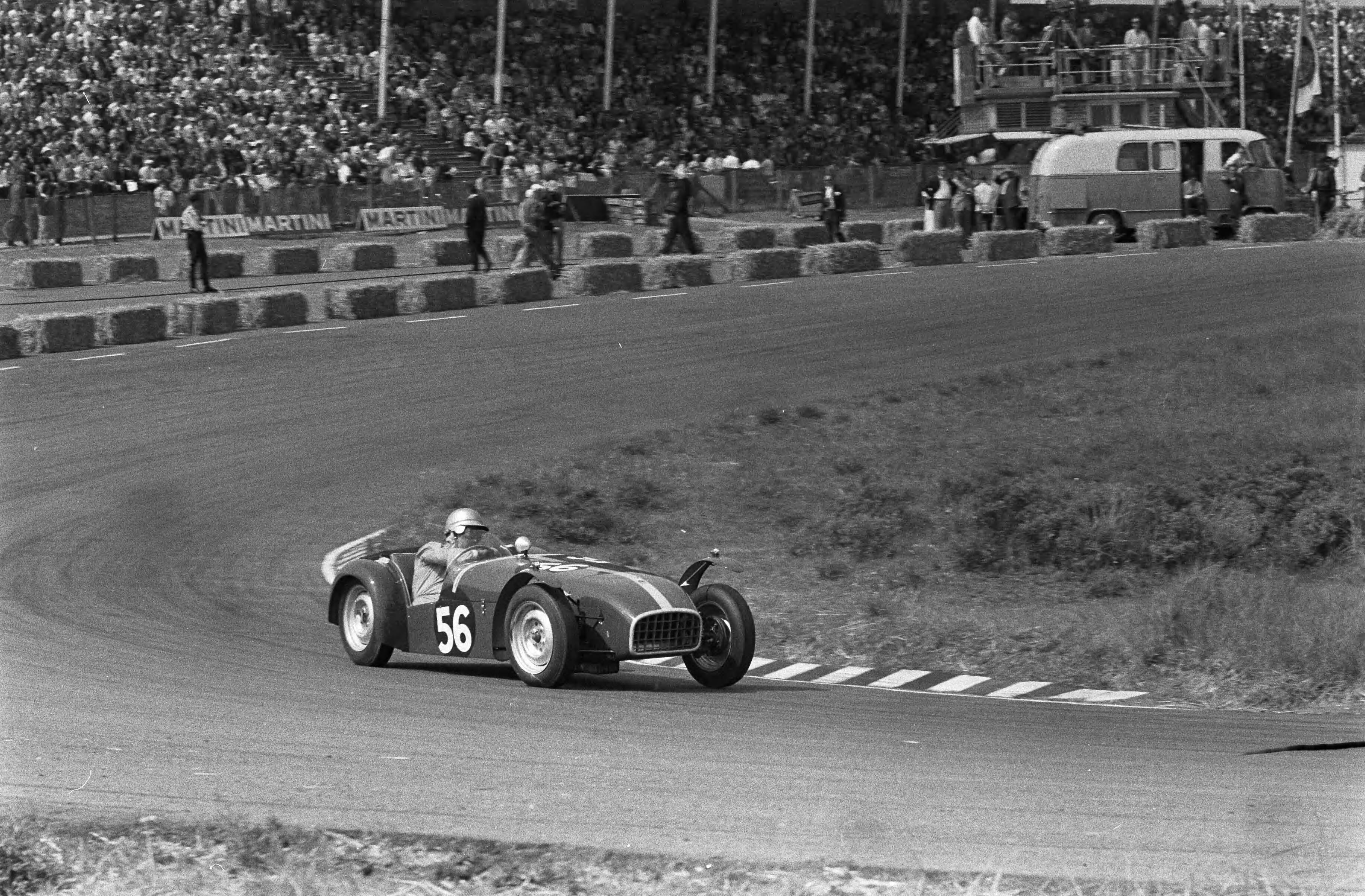 Fotocollectie Anefo — Grote Prijs van Nederland op het circuit van Zandvoort. [een racewagen met startnummer 56 onderaan de Hunzerug] — Foto: Pot, Harry / Anefo. Licentie: Set B: Rechtenvrij / Publiek Domein. Bron: Nationaal Archief. http://hdl.handle.net/10648/a9b1133e-d0b4-102d-bcf8-003048976d84