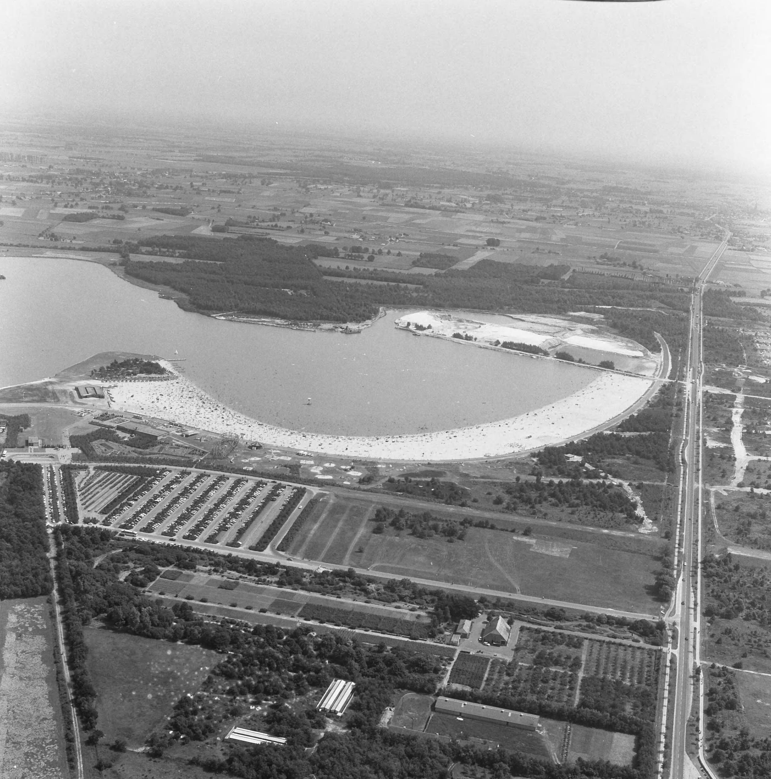 Fotocollectie Nederlandse Heidemaatschappij — Luchtopname. Recreatieplas Beekse Bergen — Foto: Fotograaf Onbekend / Heidemij. Licentie: Set B: Rechtenvrij / Publiek Domein. Bron: Nationaal Archief. http://hdl.handle.net/10648/ae867584-d0b4-102d-bcf8-003048976d84