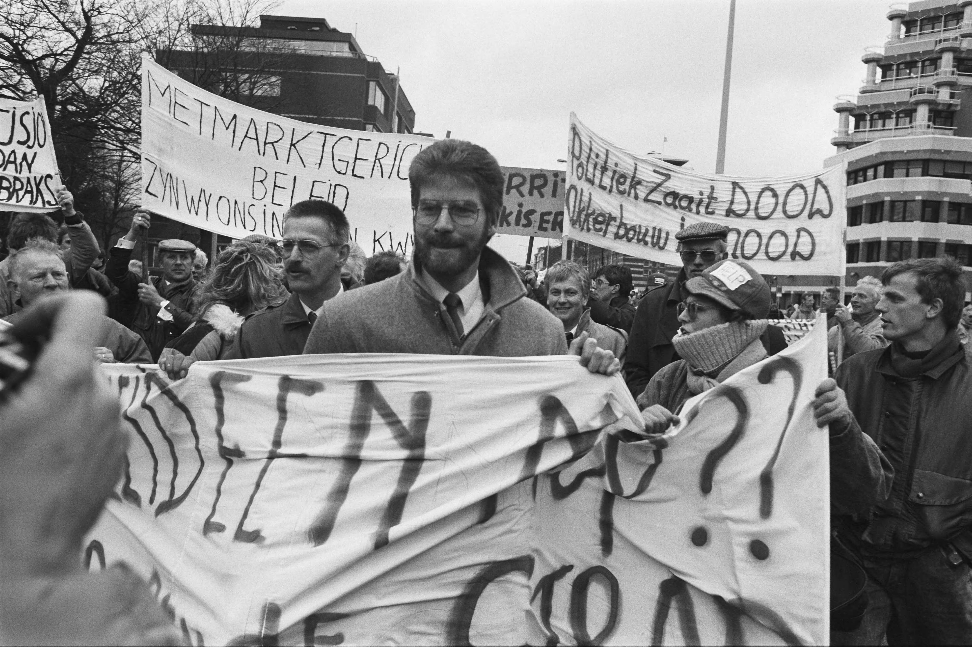 Boeren demonstreren in Den Haag tegen het landbouwbeleid van de Europese Economische Gemeenschap (EEG) — Demonstrerende boeren met spandoeken — Foto: Croes, Rob C. / Anefo. Licentie: Set B: Rechtenvrij / Publiek Domein. Bron: Nationaal Archief. http://hdl.handle.net/10648/ad713d96-d0b4-102d-bcf8-003048976d84