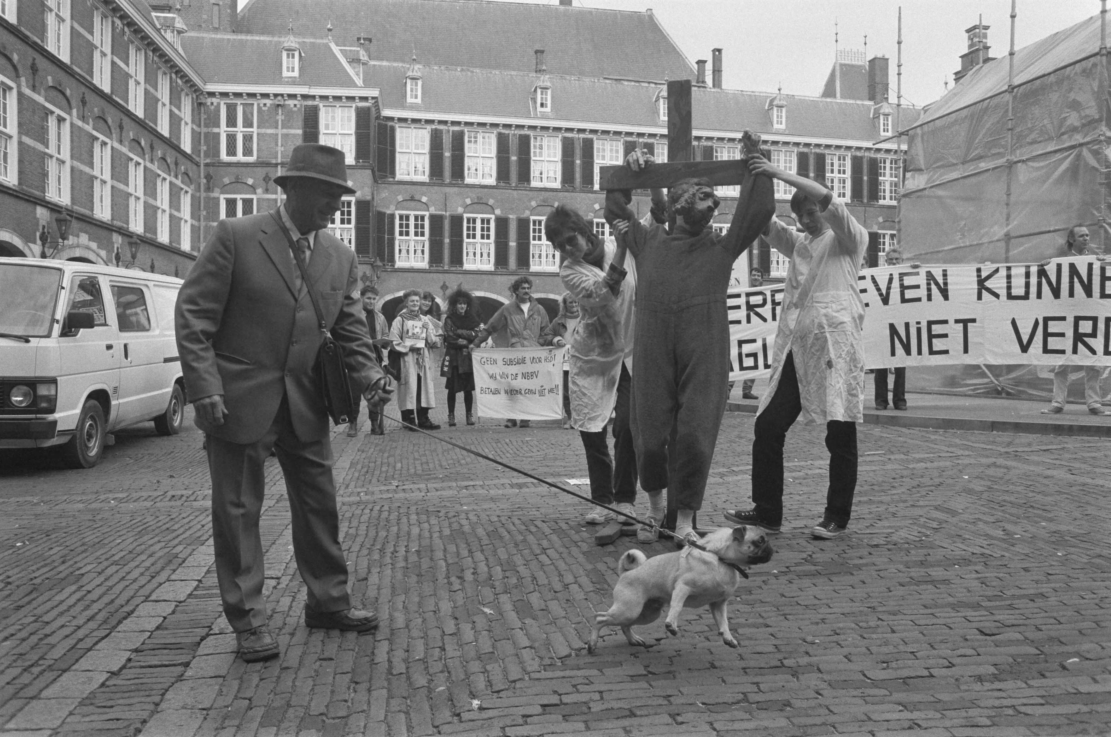 Fotocollectie Anefo — Den Haag , Binnenhof, demonstratie tegen gebruik proefdieren — Foto: Croes, Rob C. / Anefo. Licentie: Set B: Rechtenvrij / Publiek Domein. Bron: Nationaal Archief. http://hdl.handle.net/10648/ad6e4ed8-d0b4-102d-bcf8-003048976d84