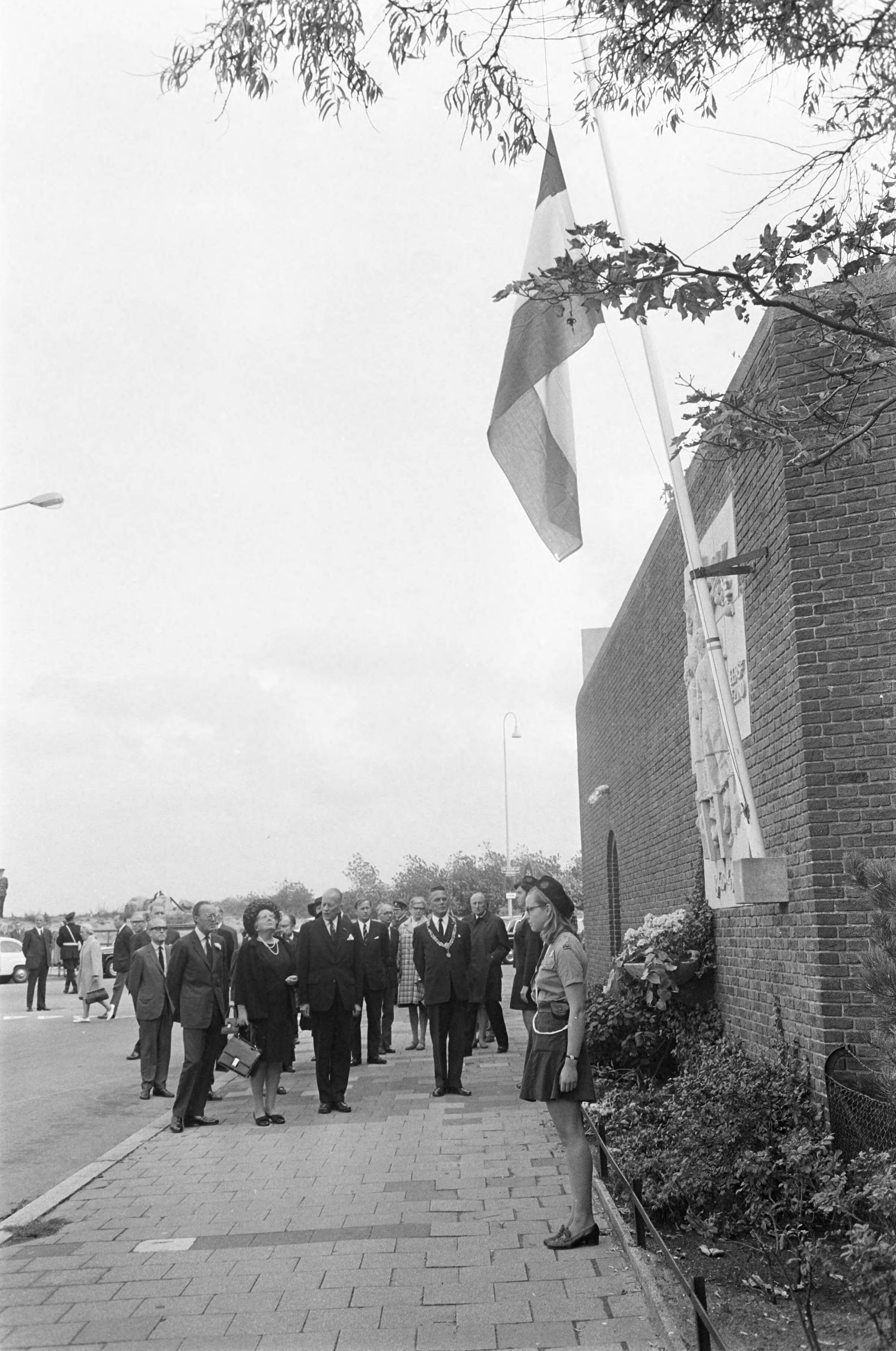 Fotocollectie Anefo — koningin Juliana en Prins Bernhard bij 25e Dodenherdenking in Scheveningse gevangenis bij Cel 601 — Foto: Koch, Eric / Anefo. Licentie: Set B: Rechtenvrij / Publiek Domein. Bron: Nationaal Archief. http://hdl.handle.net/10648/aba3112e-d0b4-102d-bcf8-003048976d84