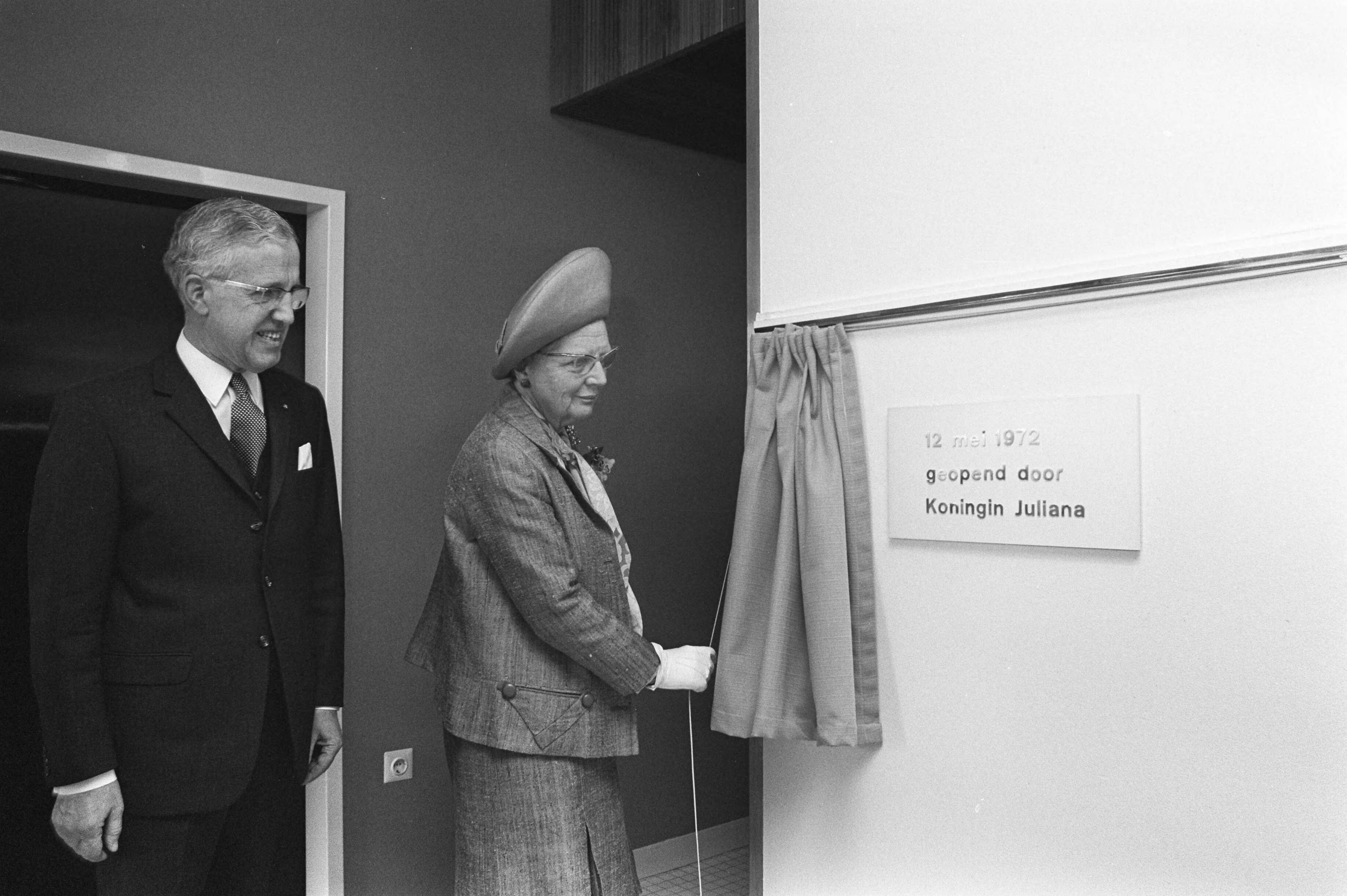 Opening van het ziekenhuiscomplex Leyenburg in Den Haag door Hare Majesteit koningin Juliana — De koningin verricht de openingshandeling — Foto: Fotograaf Onbekend / Anefo. Licentie: Set B: Rechtenvrij / Publiek Domein. Bron: Nationaal Archief. http://hdl.handle.net/10648/abe9914e-d0b4-102d-bcf8-003048976d84