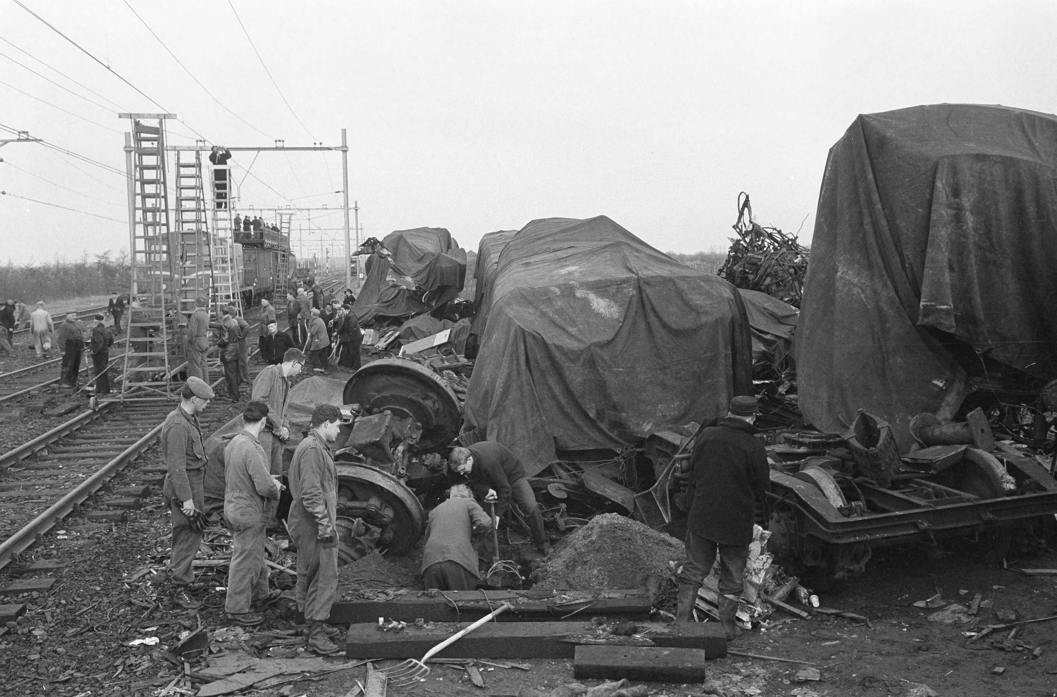 Treinramp bij Harmelen (1962) — Treinramp te Harmelen. Opruimen van treinravage bij Woerden. Wagons bedekt met zeilen — Foto: Pot, Harry / Anefo. Licentie: Set B: Rechtenvrij / Publiek Domein. Bron: Nationaal Archief. http://hdl.handle.net/10648/a9f3a348-d0b4-102d-bcf8-003048976d84
