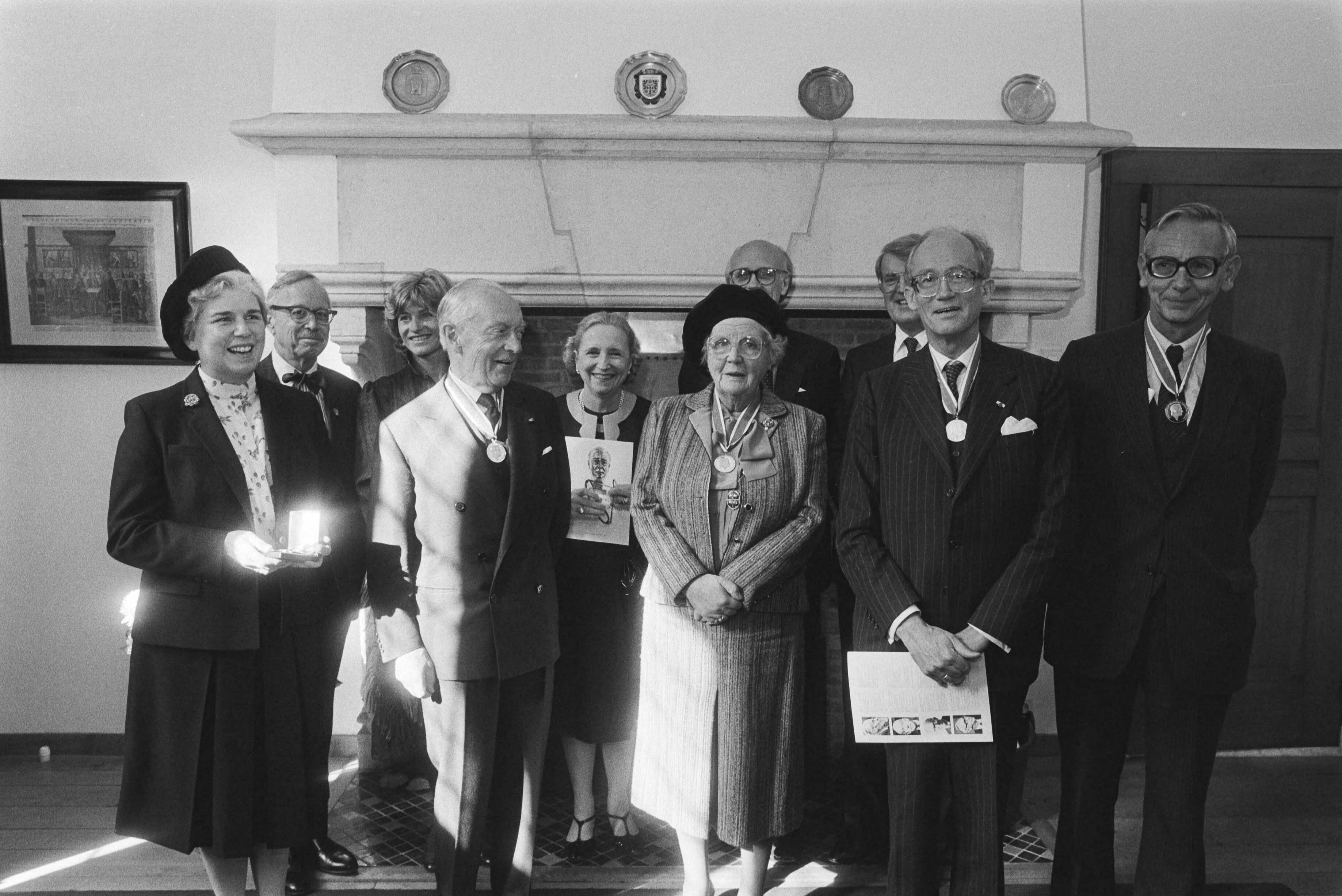 Uitreiking van de Four Freedoms Medals 1982 in Middelburg door leden van de Franklin D. Roosevelt Centennial Commission — Patricia Visser 't Hooft-Jenkins, dr. J.H. van Roijen, prinses Juliana, mr. Max van der Stoel en dr. H.J. Witteveen op de voorste rij — Foto: Bogaerts, Rob / Anefo. Licentie: Set B: Rechtenvrij / Publiek Domein. Bron: Nationaal Archief. http://hdl.handle.net/10648/ad200d22-d0b4-102d-bcf8-003048976d84