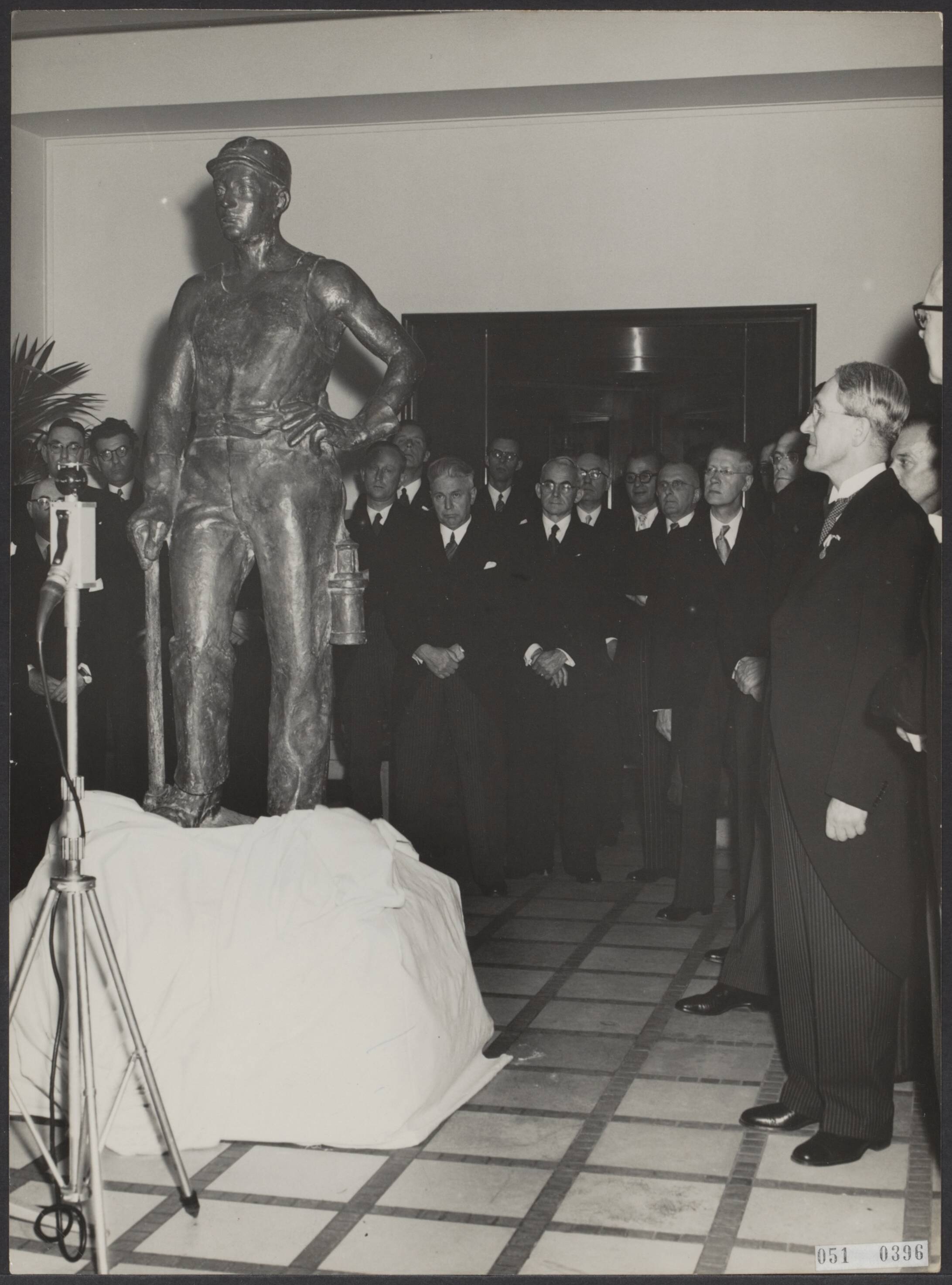 Fotocollectie Elsevier Binnenland — Het Gouden Jubileum van de Staatsmijnen in Limburg. Door het mijnpersoneel werd een standbeeld, voorstellende een mijnwerker aangeboden. De onthulling van het door de beeldhouwer Melis vervaardige beeld. Rechts dr. ir. Ch. Th. Groothoff (president-directeur) — Foto: Pot, Harry / Anefo. Licentie: Set B: Rechtenvrij / Publiek Domein. Bron: Nationaal Archief. http://hdl.handle.net/10648/ae0471d8-d0b4-102d-bcf8-003048976d84