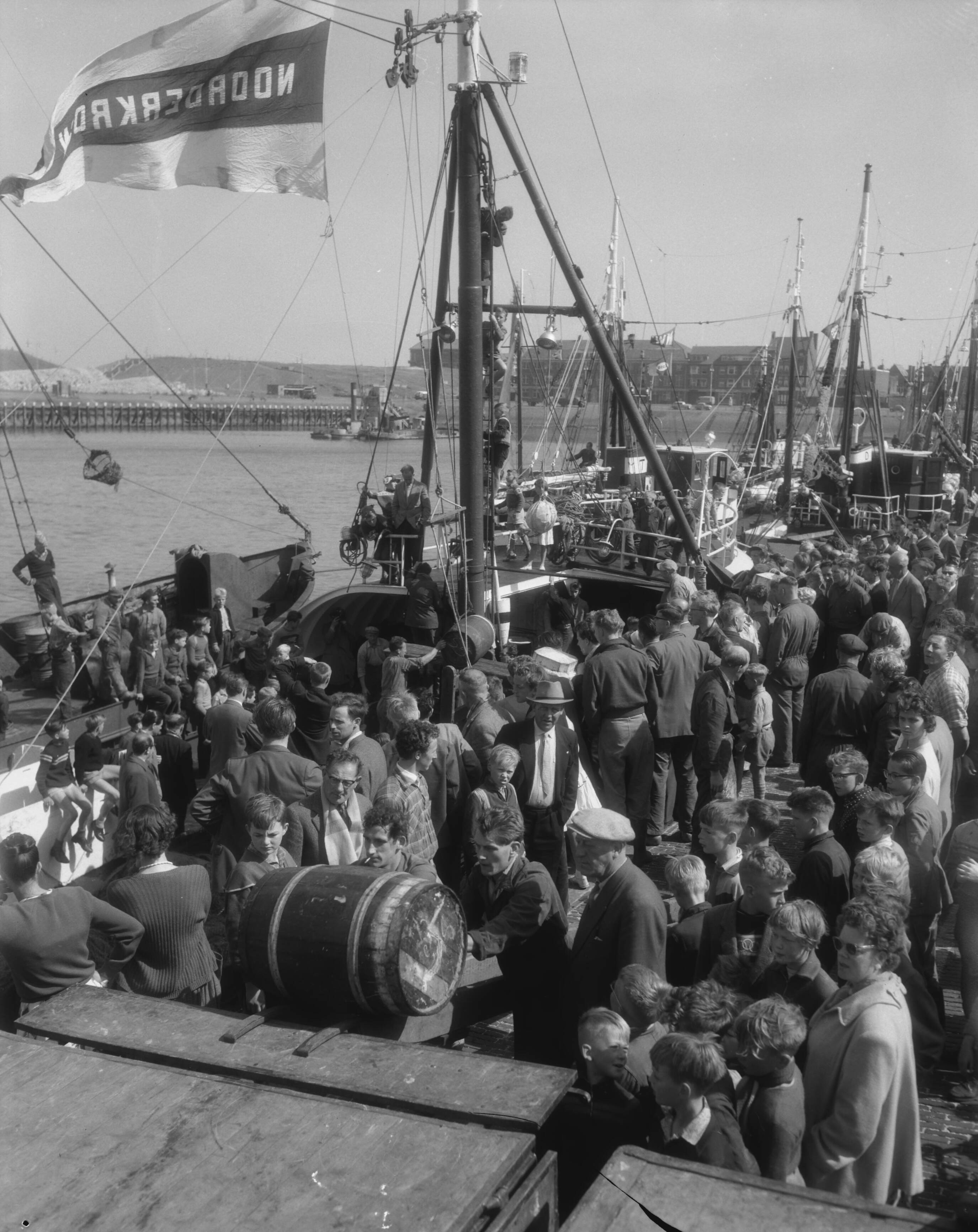 Fotocollectie Anefo — Aankomst van "Nieuwe Haring" in Scheveningen aangebracht door de "Noorderkroon", vaten met haring worden aan land gebracht — Foto: Pot, Harry / Anefo. Licentie: Set B: Rechtenvrij / Publiek Domein. Bron: Nationaal Archief. http://hdl.handle.net/10648/a9946b80-d0b4-102d-bcf8-003048976d84