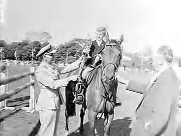 Fotocollectie Anefo — Concours Hippique Den Haag — Foto: Behrens, Herbert F. / Anefo. Licentie: Set B: Rechtenvrij / Publiek Domein. Bron: Nationaal Archief. http://hdl.handle.net/10648/a962e326-d0b4-102d-bcf8-003048976d84