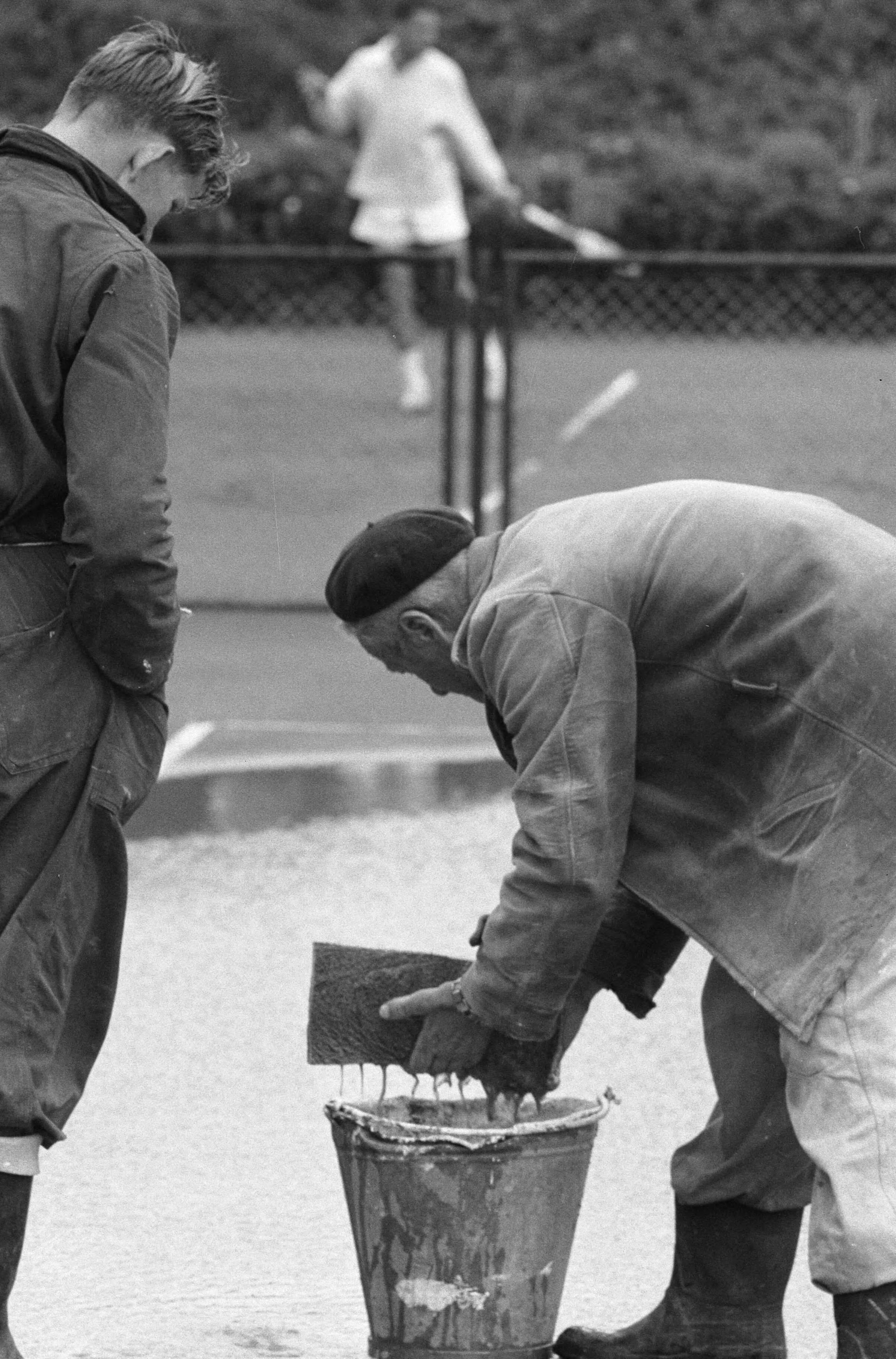 Fotocollectie Anefo — Nederlandse tenniskampioenschappen op de METS-banen te Scheveningen. Baan 2 wordt met dweilen drooggemaakt — Foto: Pot, Harry / Anefo. Licentie: Set B: Rechtenvrij / Publiek Domein. Bron: Nationaal Archief. http://hdl.handle.net/10648/a9b6a66e-d0b4-102d-bcf8-003048976d84