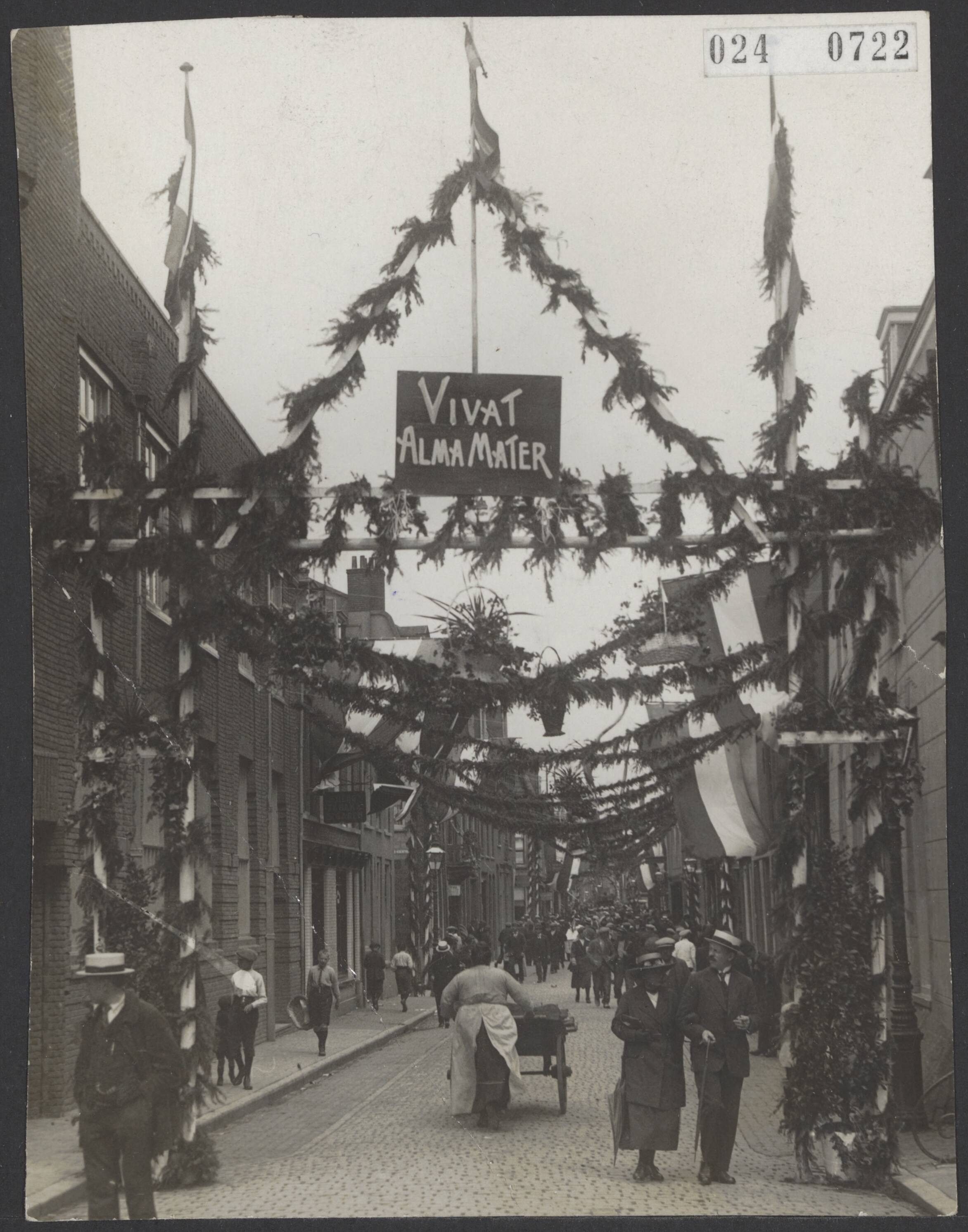 Fotocollectie Elsevier Binnenland — Lustrumfeesten te Utrecht. Viering 285e dies natalis universiteit utrecht — Foto: N.V. Vereenigde Fotobureaux. Licentie: Set B: Rechtenvrij / Publiek Domein. Bron: Nationaal Archief. http://hdl.handle.net/10648/add84810-d0b4-102d-bcf8-003048976d84