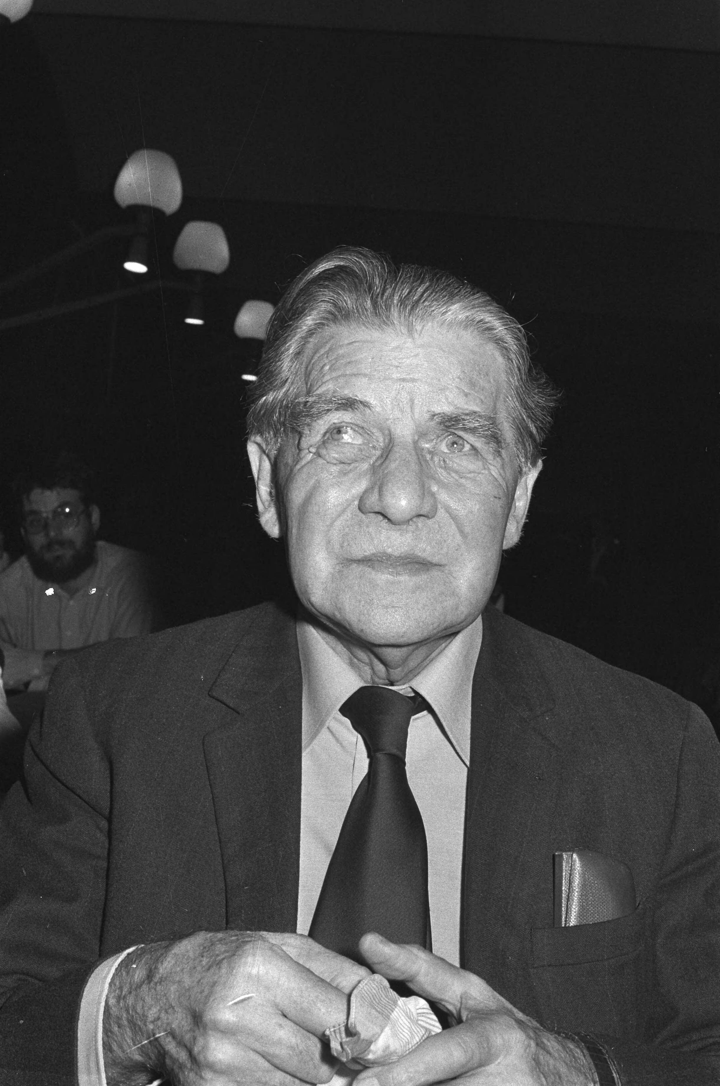 Fotocollectie Anefo — A. den Doolaard uit handen ANWB-voorz. Van der Linde Sprankhuizen in Den Haag de Edo Bergsma ANWB-prijs 1980, 11 en 12 Den Doolaard — Foto: Bogaerts, Rob / Anefo. Licentie: Set B: Rechtenvrij / Publiek Domein. Bron: Nationaal Archief. http://hdl.handle.net/10648/acedffbc-d0b4-102d-bcf8-003048976d84