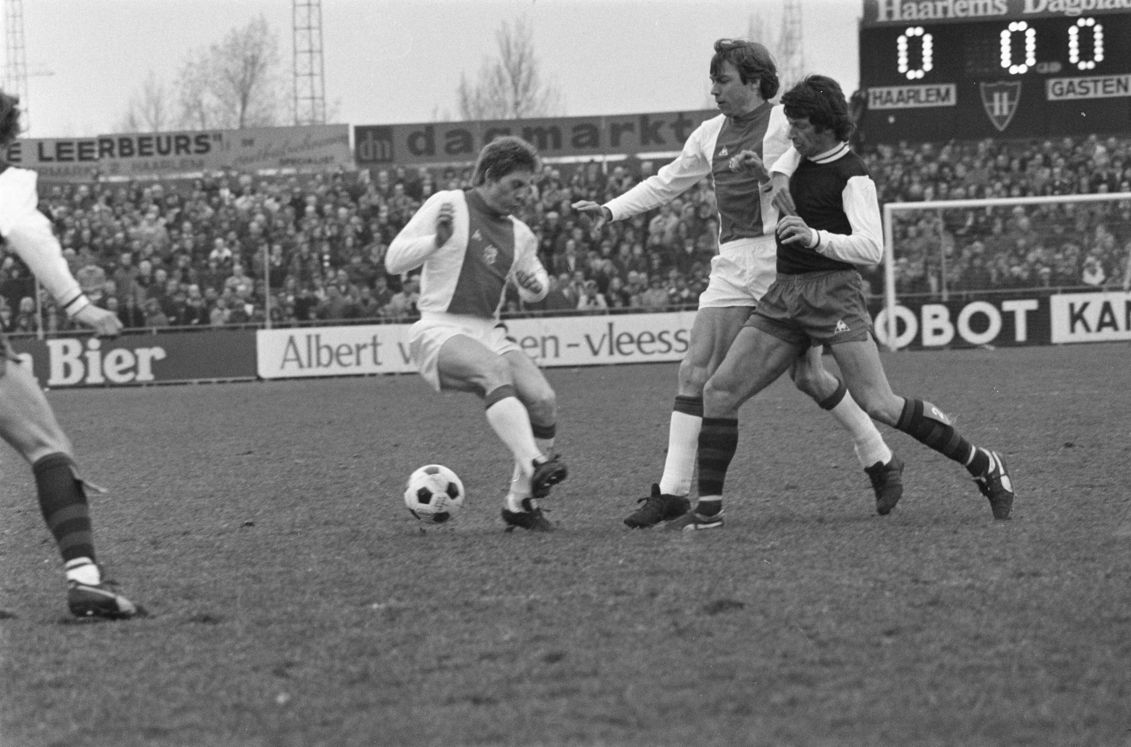 Fotocollectie Anefo — Haarlem tegen Ajax 1-4, spelmomenten — Foto: Mieremet, Rob / Anefo. Licentie: Set B: Rechtenvrij / Publiek Domein. Bron: Nationaal Archief. http://hdl.handle.net/10648/ac659b90-d0b4-102d-bcf8-003048976d84