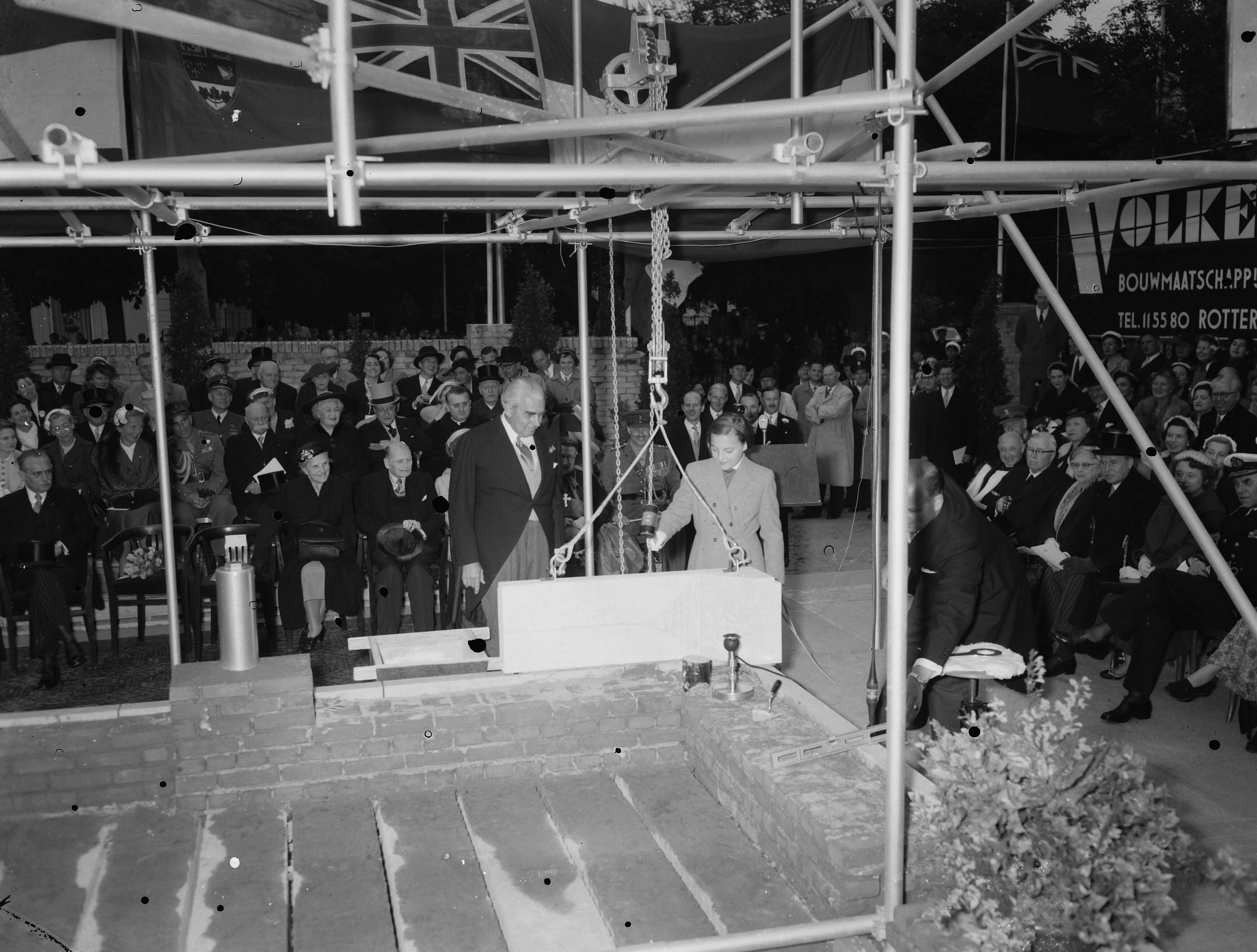 Prinses Margriet legt eerste steen van het nieuwe gebouw van de kanselarij van de Canadese ambassade te Den Haag — Prinses Margriet legt eerste steen van het nieuwe gebouw van kanselarij van de Canadese ambassade te Den Haag, geassisteerd door ambassadeur Thomas A. Stone (l) en ir F. Brouwer, directeur van de bouwmaatschappij — Foto: Noske, J.D. / Anefo. Licentie: Set B: Rechtenvrij / Publiek Domein. Bron: Nationaal Archief. http://hdl.handle.net/10648/a9369af0-d0b4-102d-bcf8-003048976d84