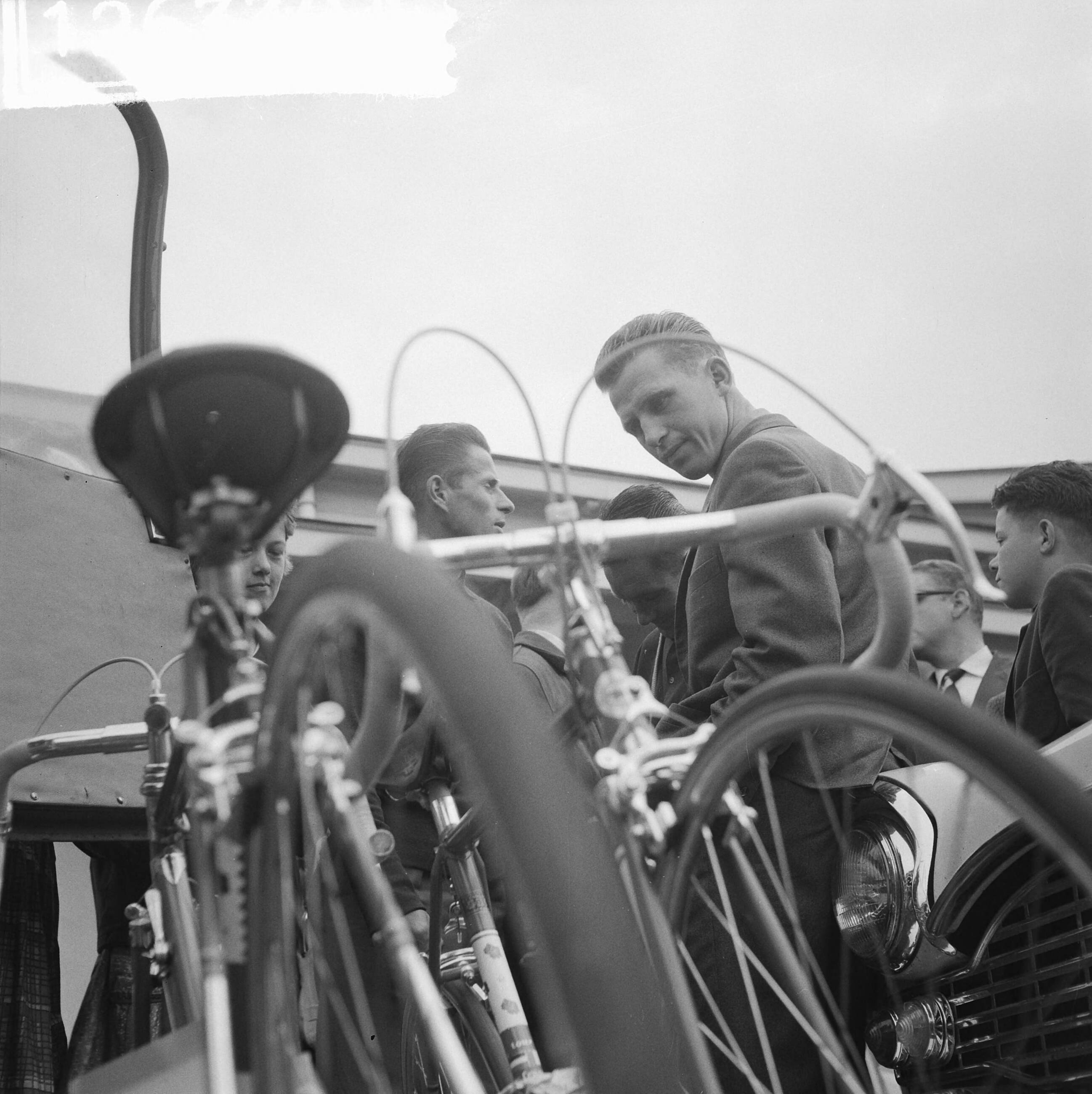 Tour de France 1961 — Vertrek Tour de France ploeg naar Frankrijk. Piet Damen en Jaap Kersten (rechts) bij de fietsen — Foto: Koch, Eric / Anefo. Licentie: Set B: Rechtenvrij / Publiek Domein. Bron: Nationaal Archief. http://hdl.handle.net/10648/a9d99f98-d0b4-102d-bcf8-003048976d84