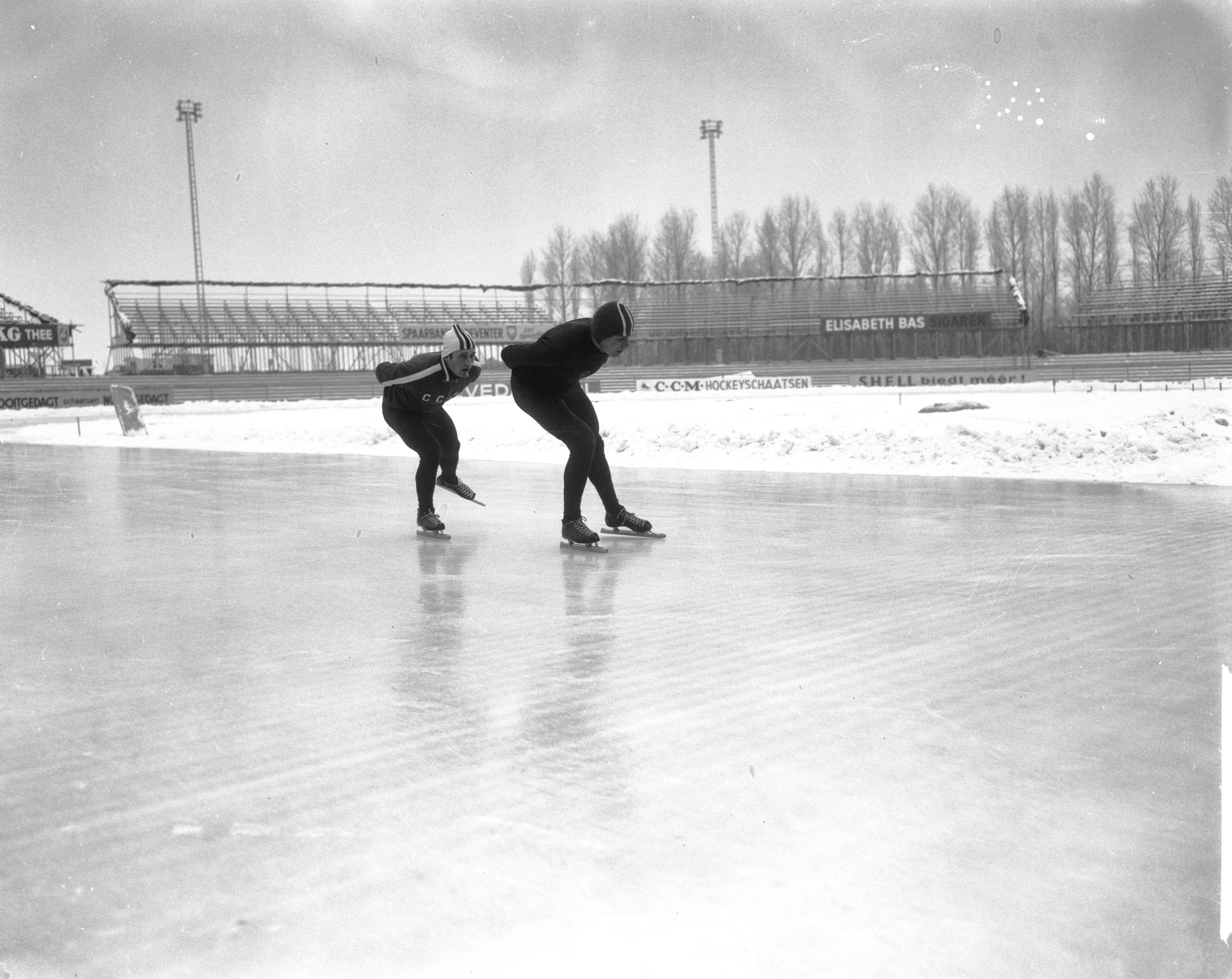 Fotocollectie Anefo — Europese schaatskampioenschappen te Deventer — Foto: Bilsen, Joop van / Anefo. Licentie: Set B: Rechtenvrij / Publiek Domein. Bron: Nationaal Archief. http://hdl.handle.net/10648/aad750b6-d0b4-102d-bcf8-003048976d84