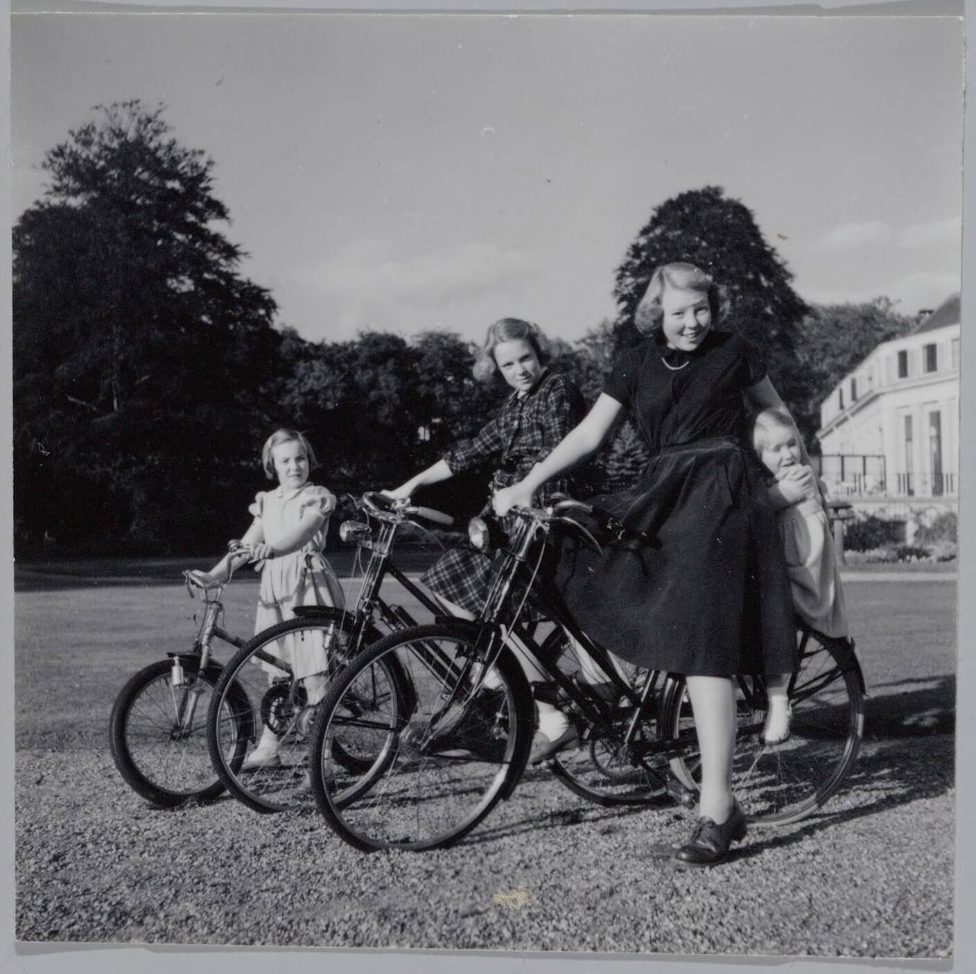 Fotocollectie RVD / Koninklijk Huis — De prinsessen Beatrix, Irene, Margriet en Marijke op de fiets bij Paleis Soestdijk — Foto: Onbekend / RVD. Licentie: Set B: Rechtenvrij / Publiek Domein. Bron: Nationaal Archief. http://hdl.handle.net/10648/afb05ccc-d0b4-102d-bcf8-003048976d84