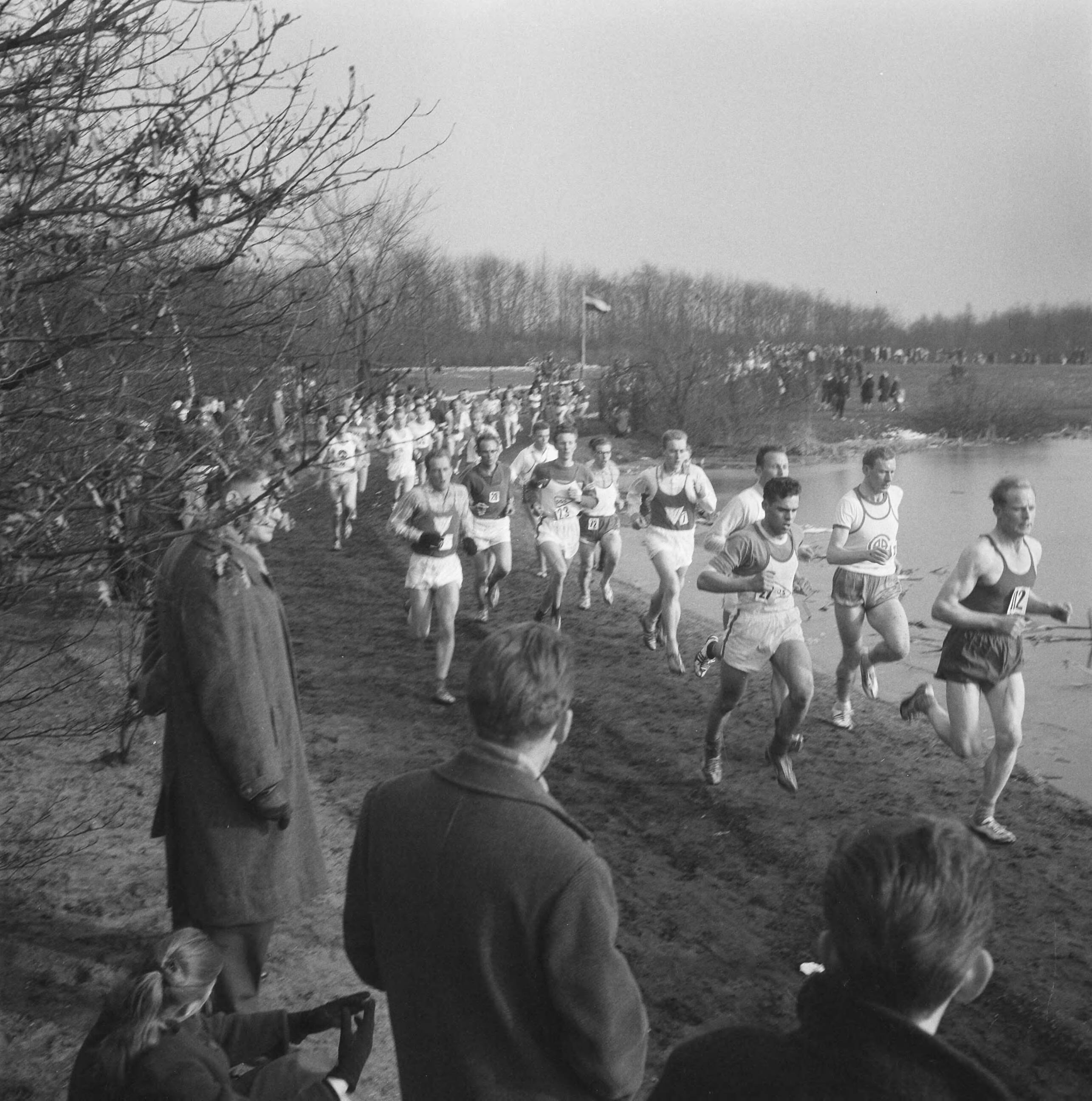 Fotocollectie Anefo — 1200m "Maple Leaf" veldloop in Hilversum. Gerda Kraan (nummer 3) . Tijd: 4.31.2 — Foto: Nijs, Jac. de / Anefo. Licentie: Set B: Rechtenvrij / Publiek Domein. Bron: Nationaal Archief. http://hdl.handle.net/10648/a9fbb402-d0b4-102d-bcf8-003048976d84