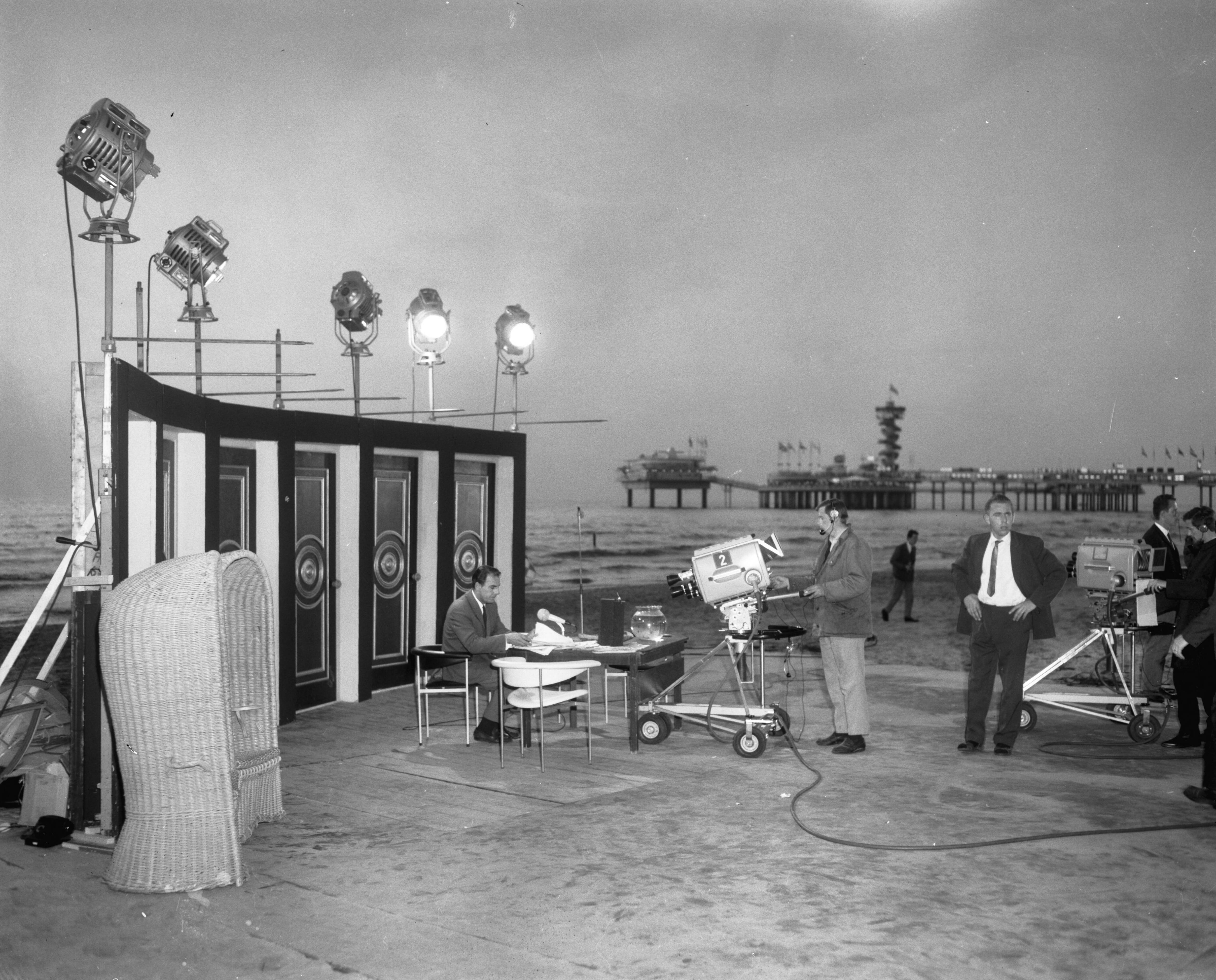 Fotocollectie Anefo — Televisie-uitzending "Voor de vuist weg" met Willem Duys aan het strand van Scheveningen — Foto: Bilsen, Joop van / Anefo. Licentie: Set B: Rechtenvrij / Publiek Domein. Bron: Nationaal Archief. http://hdl.handle.net/10648/aabc0356-d0b4-102d-bcf8-003048976d84