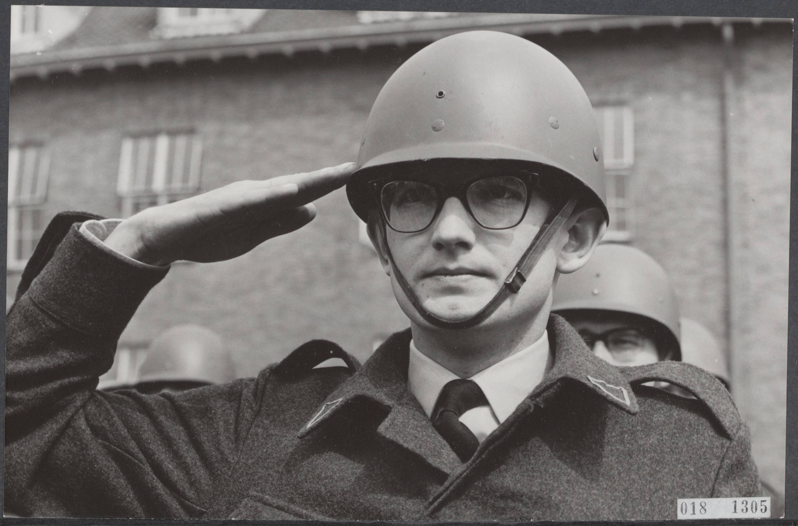 Fotocollectie Elsevier Binnenland — Mr. Pieter van Vollenhoven is bezig met zijn militaire opleiding bij de Luchtmacht in Breda. Dpl. Sld. Van Vollenhoven in de houding — Foto: Koch, Eric / Anefo. Licentie: Set B: Rechtenvrij / Publiek Domein. Bron: Nationaal Archief. http://hdl.handle.net/10648/adc4e8e2-d0b4-102d-bcf8-003048976d84