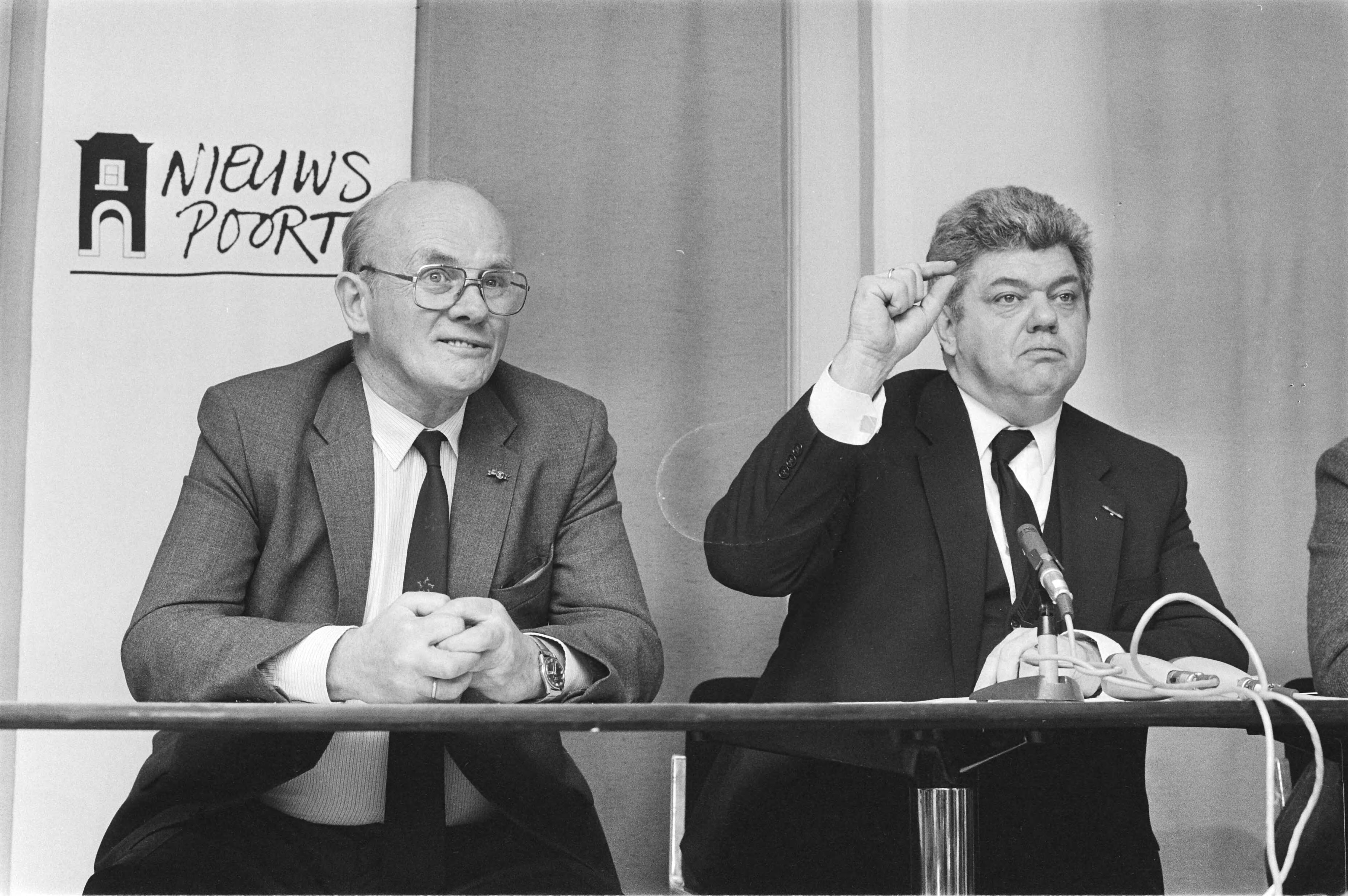 Fotocollectie Anefo — Delegatie uit Groningen in Den Haag ivm overplaatsing persconferentie Vonhoff (l) (CdK) en Buiter (r) (burgemeester Groningen) na afloop overleg — Foto: Bogaerts, Rob / Anefo. Licentie: Set B: Rechtenvrij / Publiek Domein. Bron: Nationaal Archief. http://hdl.handle.net/10648/ad371e68-d0b4-102d-bcf8-003048976d84