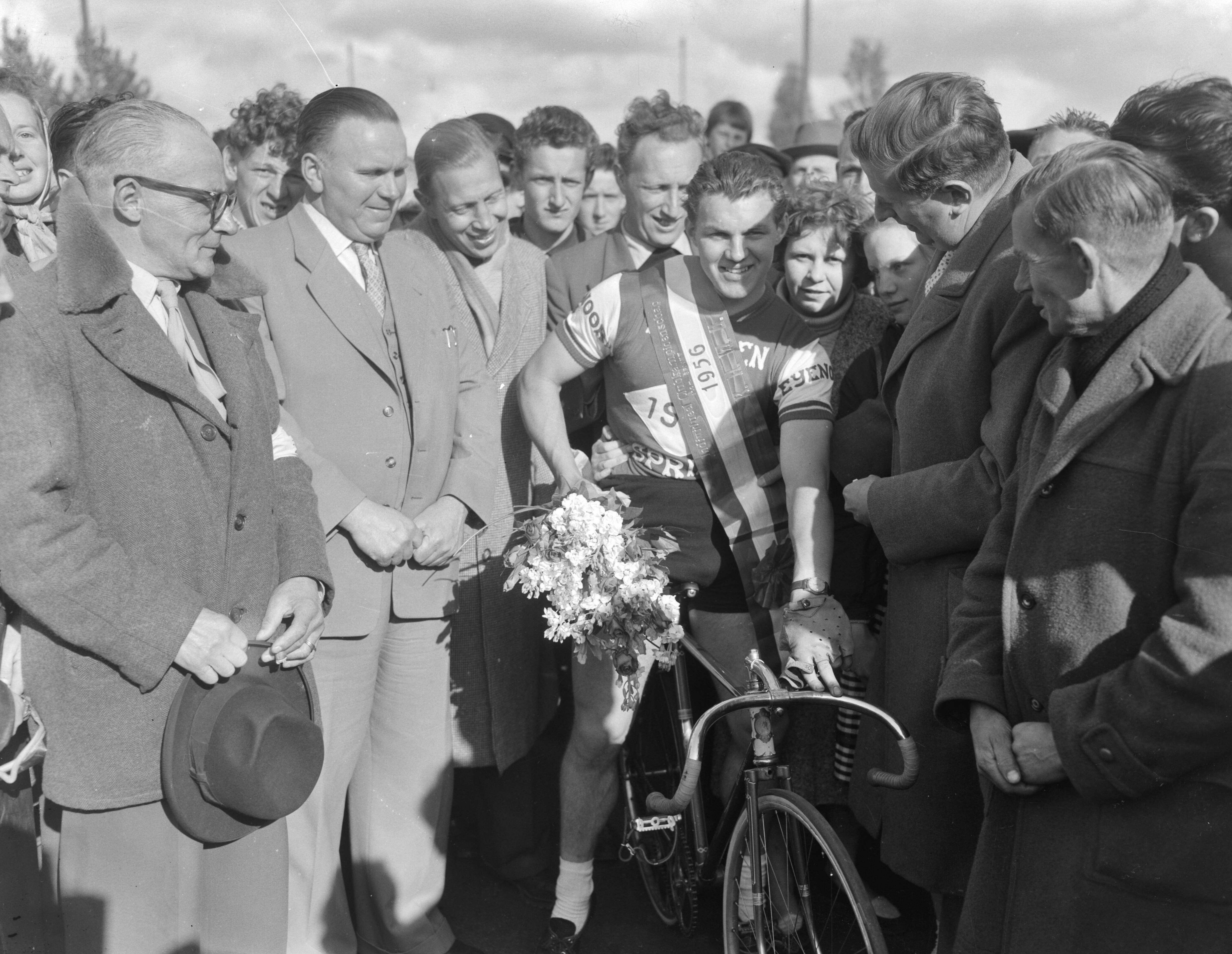 Fotocollectie Anefo — Wielrennen. Nederlandse sprintkampioenschappen, 300 meter sprint op de weg te Den Haag. Kampioen werd de 18-jarige Dick Verdoorn uit Rotterdam — Foto: Fotograaf Onbekend / Anefo. Licentie: Set B: Rechtenvrij / Publiek Domein. Bron: Nationaal Archief. http://hdl.handle.net/10648/ad77795e-d0b4-102d-bcf8-003048976d84