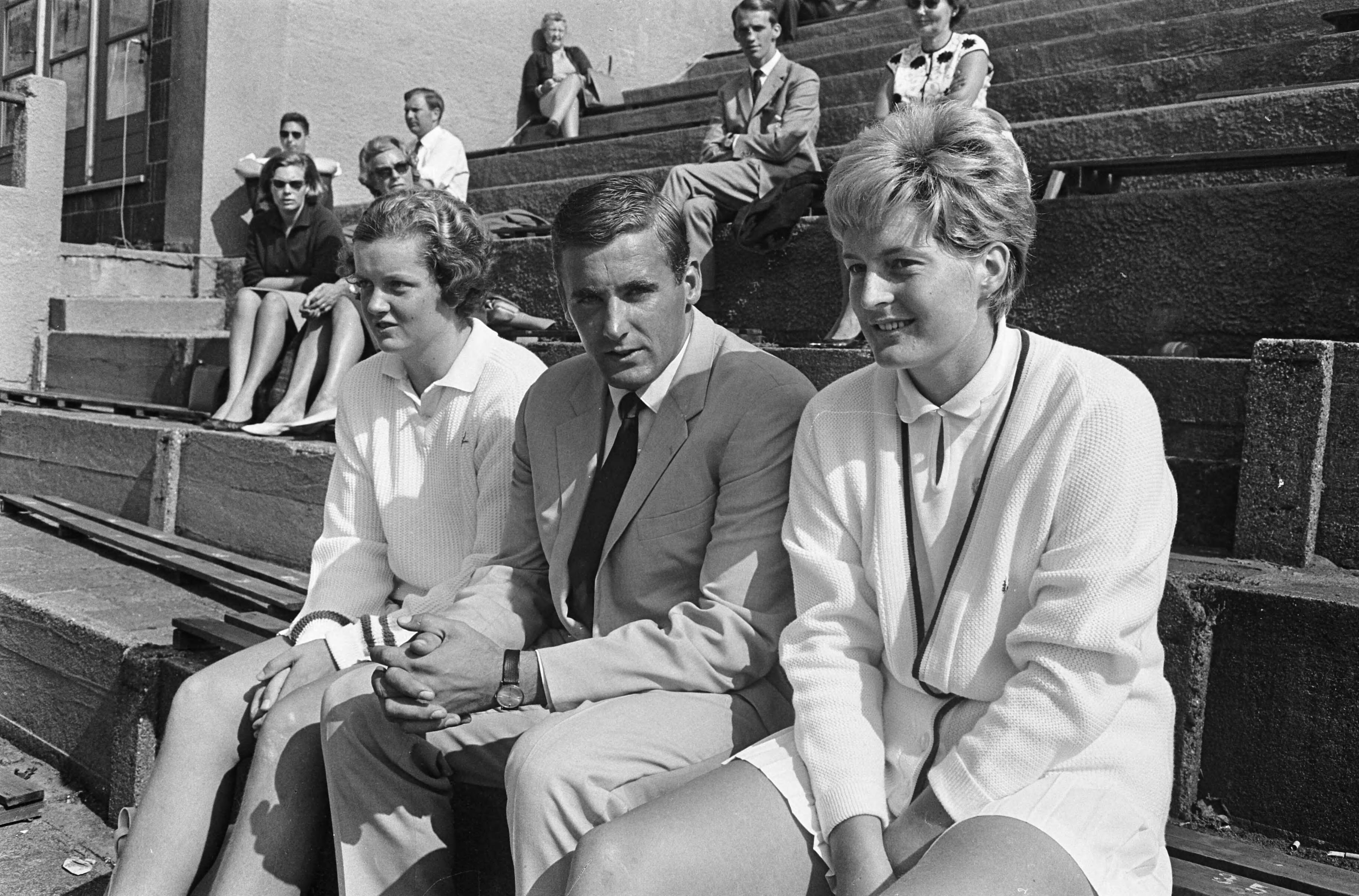 Fotocollectie Anefo — Nederlandse tenniskampioenschappen op de METS-banen te Scheveningen, Betty Stöve (l) en Elly Krocke (r) en Jan Hajer kijken naar de strijd — Foto: Koch, Eric / Anefo. Licentie: Set B: Rechtenvrij / Publiek Domein. Bron: Nationaal Archief. http://hdl.handle.net/10648/aab9e580-d0b4-102d-bcf8-003048976d84