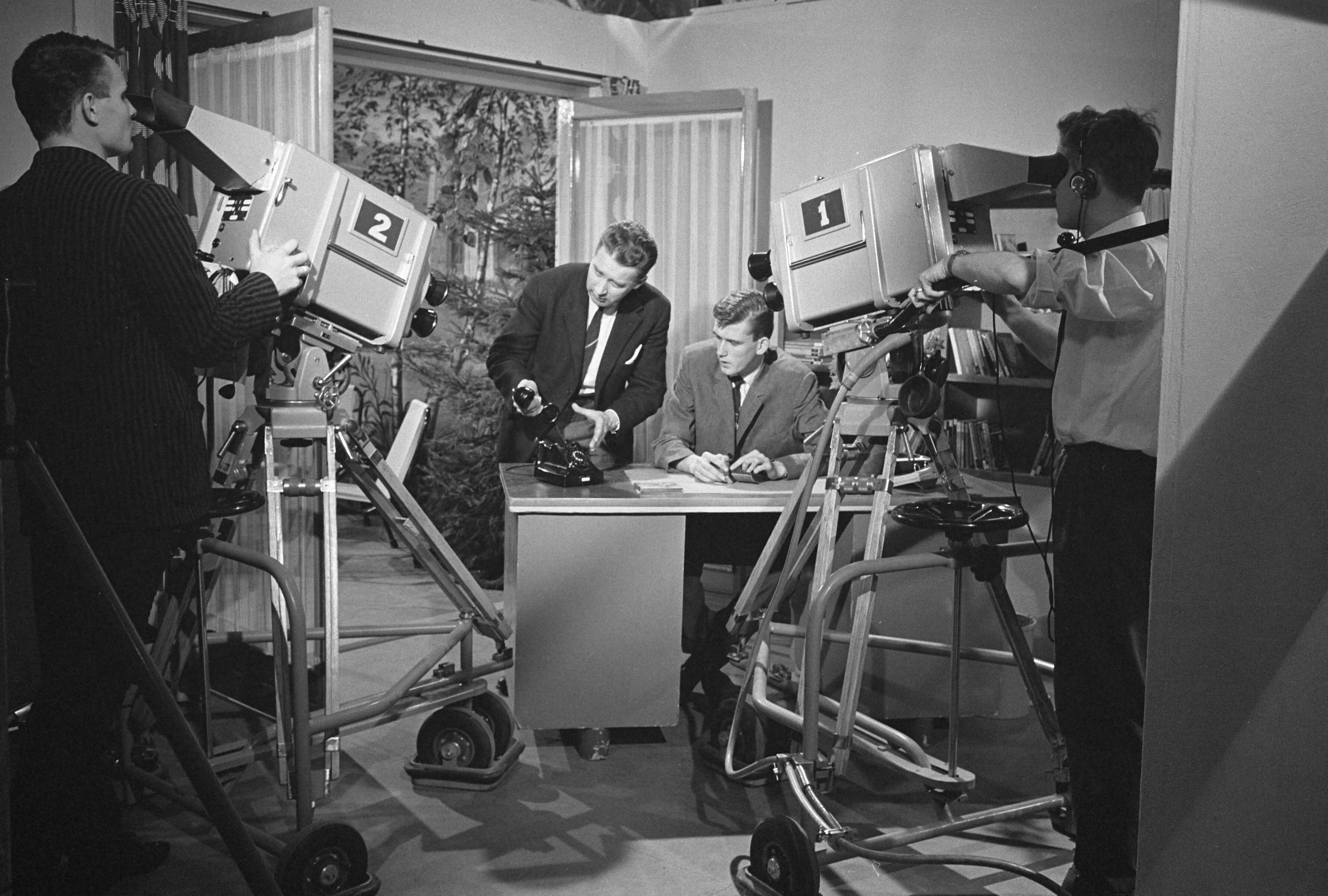 Fotocollectie Anefo — Sinds 2 januari heeft de Nederlandse Televisie Stichting (NTS) een eigen bedrijfsschool voor de opleiding tot cameraman, belichter, technicus en regisseur in kasteel Groeneveld te Baarn. In het kasteel is o.m. een kleine studio ingericht, waarin de praktijklessen worden gegeven. In het midden 1e cameraman B.G.A. van Veluwen — Foto: Rossem, Wim van / Anefo. Licentie: Set B: Rechtenvrij / Publiek Domein. Bron: Nationaal Archief. http://hdl.handle.net/10648/a9f55c10-d0b4-102d-bcf8-003048976d84