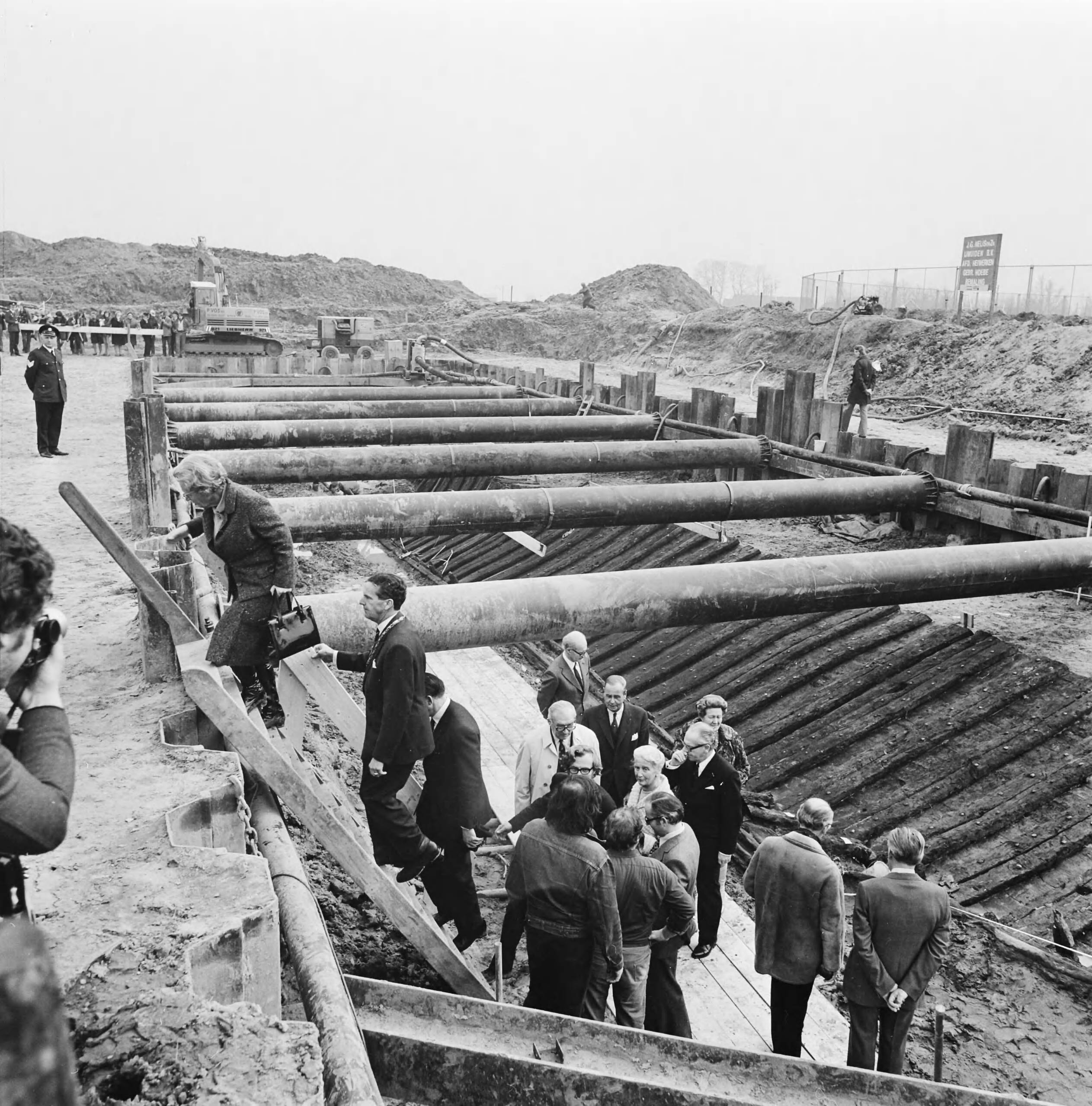 Fotocollectie Anefo — koningin Juliana bezoekt wrak Romeins schip in Zwammerdam; koningin Juliana op ladder — Foto: Mieremet, Rob / Anefo. Licentie: Set B: Rechtenvrij / Publiek Domein. Bron: Nationaal Archief. http://hdl.handle.net/10648/ac4714d6-d0b4-102d-bcf8-003048976d84
