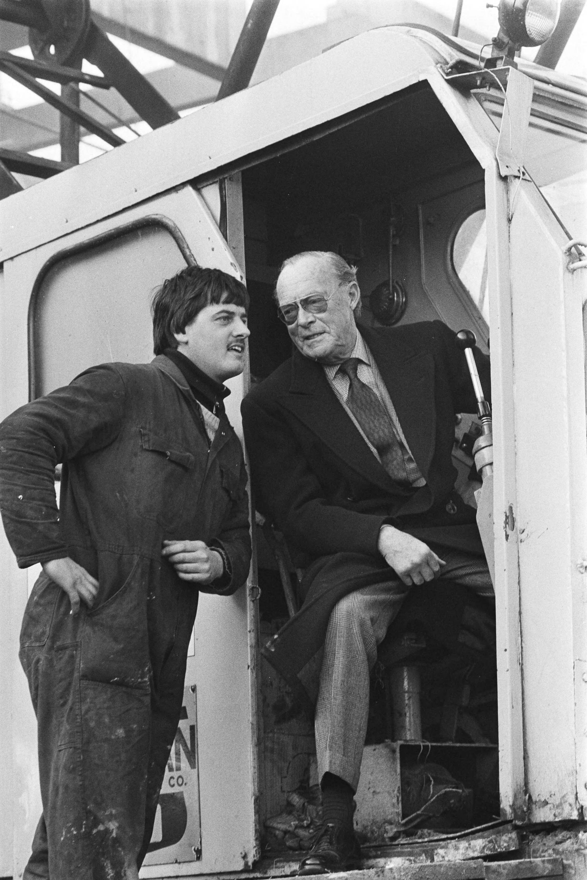 Fotocollectie Anefo — Prins Bernhard slaat eerste paal in Zoetermeer voor uitvoeringsfase twee van het stadscentrum; Bernhard tijdens slaan paal, in de kraan — Foto: Croes, Rob C. / Anefo. Licentie: Set B: Rechtenvrij / Publiek Domein. Bron: Nationaal Archief. http://hdl.handle.net/10648/ad3285a6-d0b4-102d-bcf8-003048976d84
