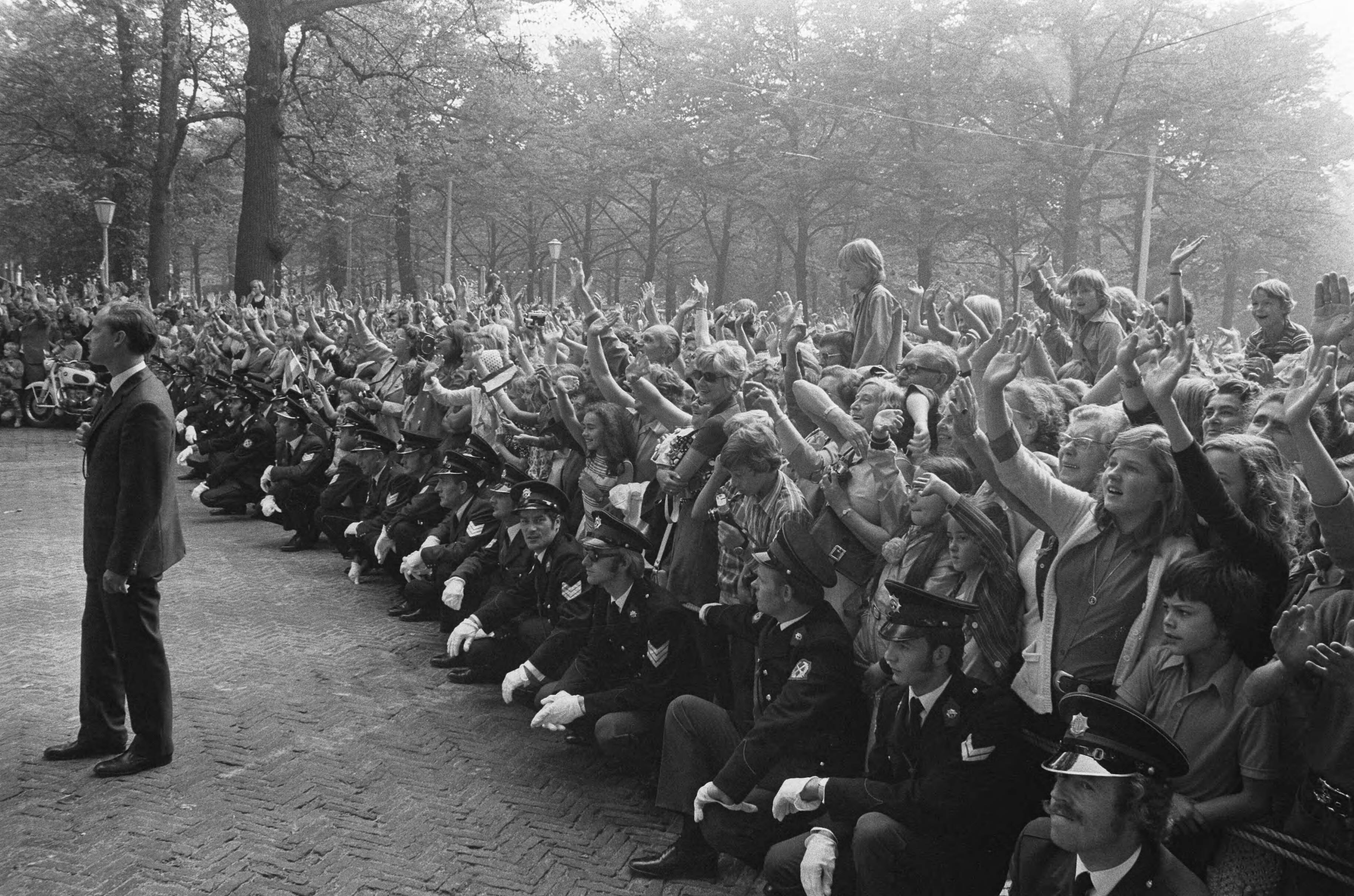 Fotocollectie Anefo — Viering Zilveren Regeringsjubileum van Koningin Juliana in Den Haag , politie houdt publiek in bedwang — Foto: Mieremet, Rob / Anefo. Licentie: Set B: Rechtenvrij / Publiek Domein. Bron: Nationaal Archief. http://hdl.handle.net/10648/ac3642a0-d0b4-102d-bcf8-003048976d84