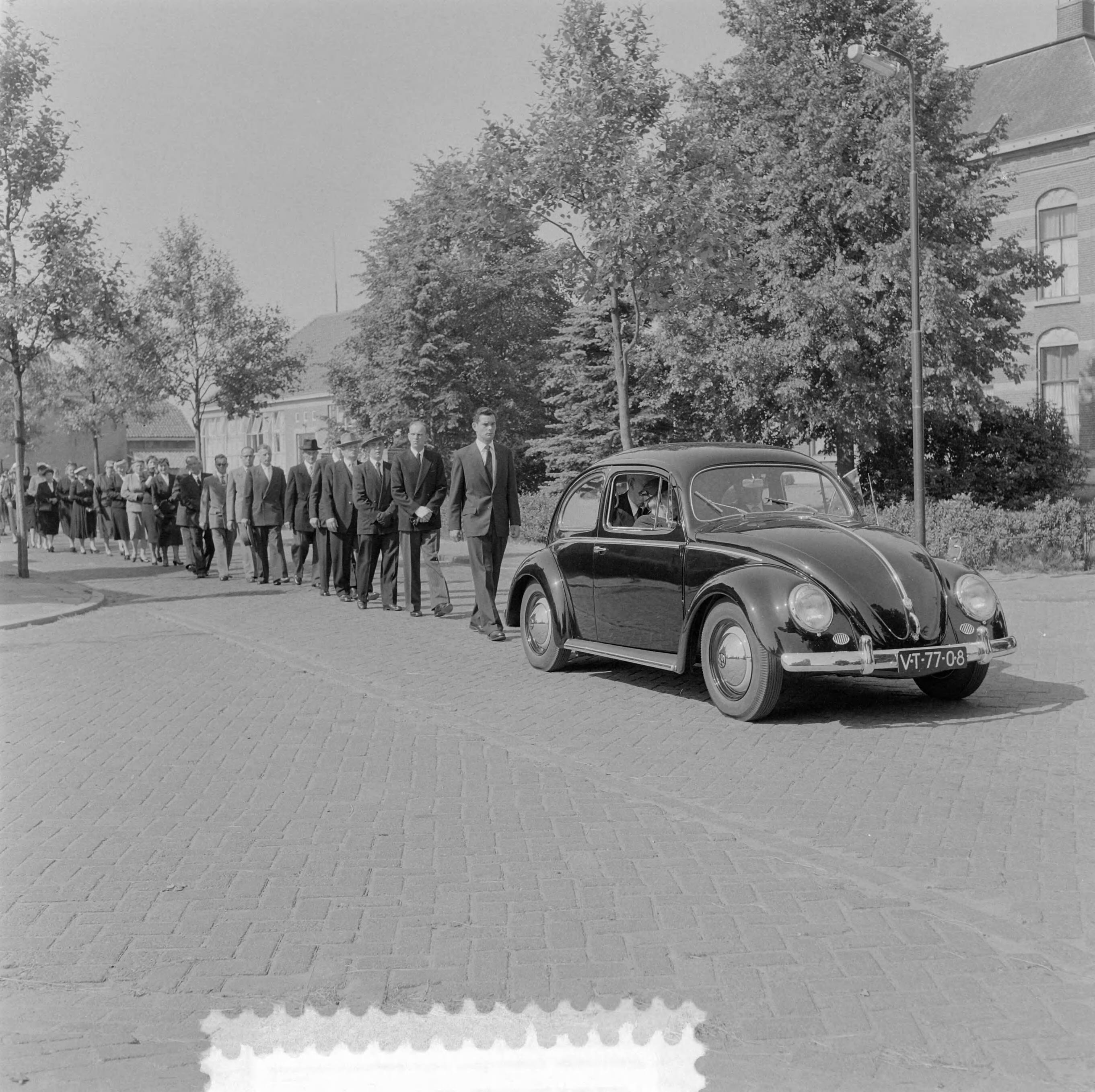 Fotocollectie Anefo — Marinebegrafenis van matroos 3e klasse H. A. Nunten te Teteringen — Foto: Behrens, Herbert F. / Anefo. Licentie: Set B: Rechtenvrij / Publiek Domein. Bron: Nationaal Archief. http://hdl.handle.net/10648/a9646764-d0b4-102d-bcf8-003048976d84