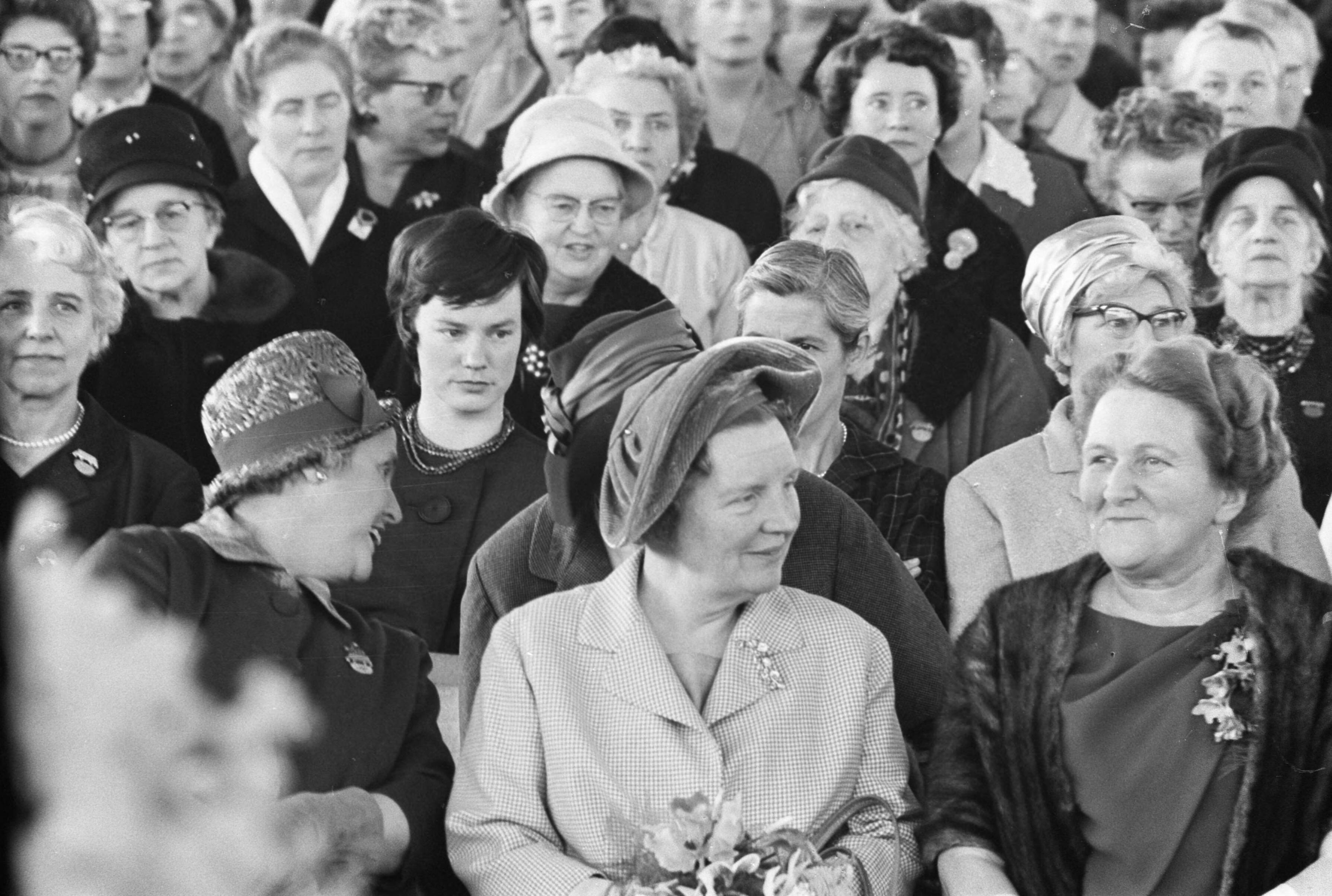 Fotocollectie Anefo — Koningin Juliana is aanwezig bij de viering van het 50-jarig bestaan van de Nederlandse Vereniging van Huisvrouwen in de Expohal te Hilversum — Foto: Fotograaf Onbekend / Anefo. Licentie: Set B: Rechtenvrij / Publiek Domein. Bron: Nationaal Archief. http://hdl.handle.net/10648/aa02af96-d0b4-102d-bcf8-003048976d84