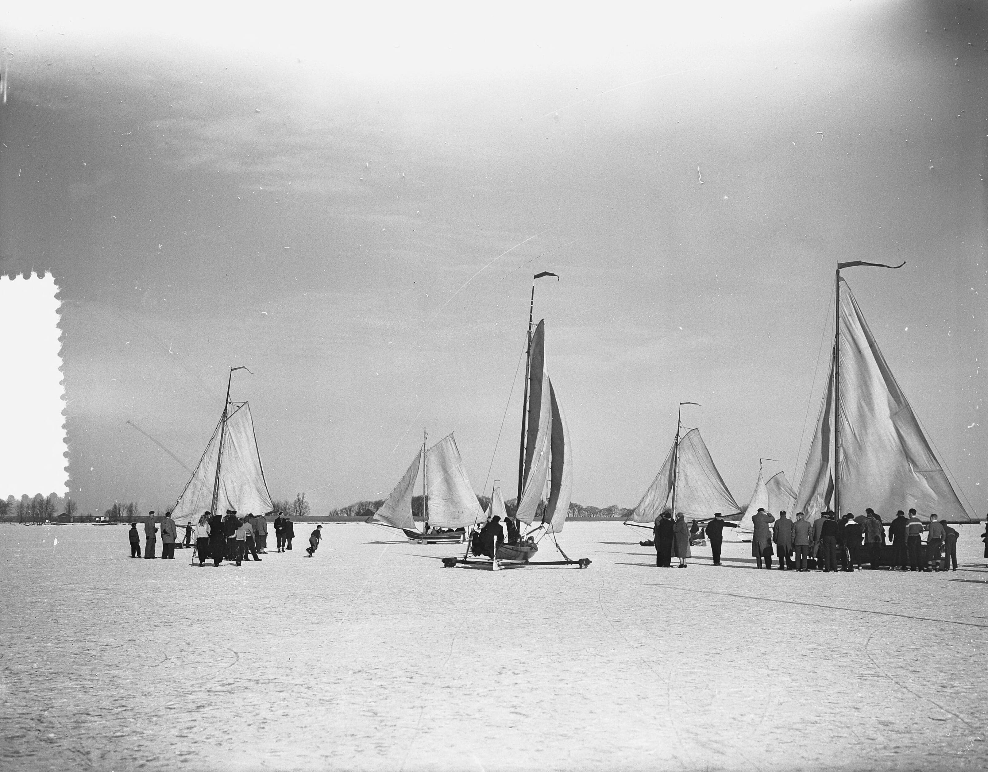 Fotocollectie Anefo — IJszeilen op de Gouwzee bij Monnickendam — Foto: Bilsen, Joop van / Anefo. Licentie: Set B: Rechtenvrij / Publiek Domein. Bron: Nationaal Archief. http://hdl.handle.net/10648/a942d8ba-d0b4-102d-bcf8-003048976d84
