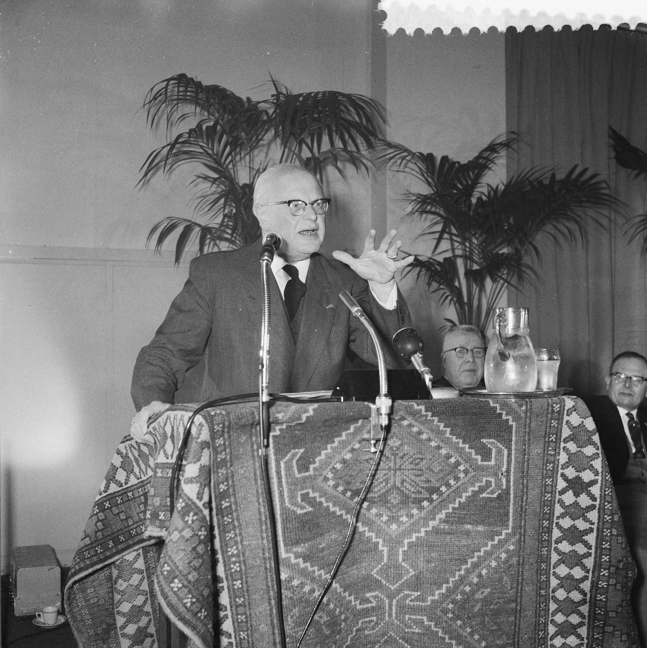 Fotocollectie Anefo — Partijraadsvergadering van de KVP in Utrecht, prof. dr. C.P.M. Romme tijdens zijn toespraak — Foto: Behrens, Herbert F. / Anefo. Licentie: Set B: Rechtenvrij / Publiek Domein. Bron: Nationaal Archief. http://hdl.handle.net/10648/a9ab099e-d0b4-102d-bcf8-003048976d84